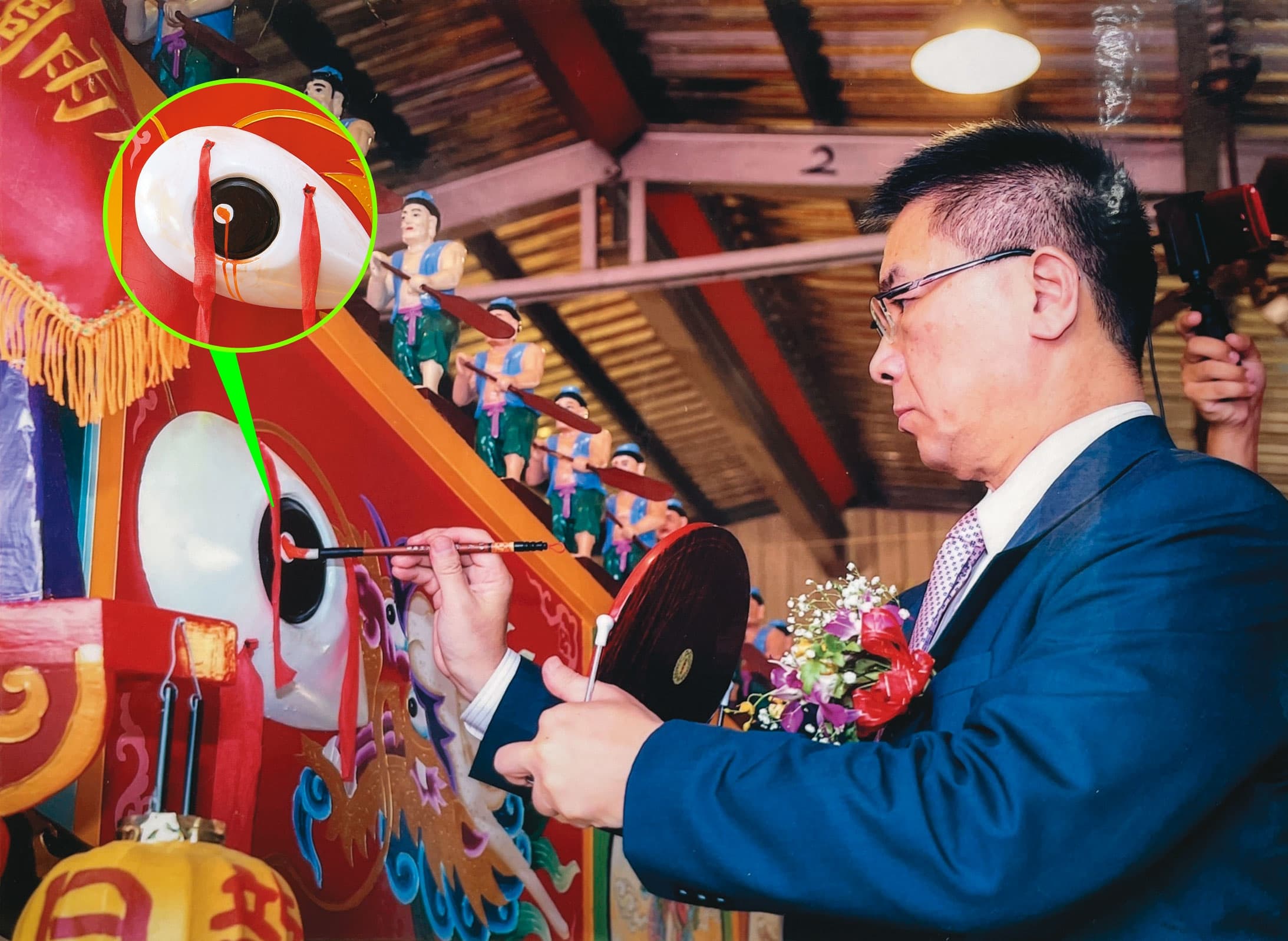 五雲宮前年11月邀內政部長徐國勇替王船開光點睛，徐所持的毛筆沾了太多朱砂，而罕見流下淚眼婆娑的紅色印記。（五雲宮提供）