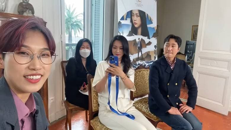 湯唯與朴海日接受韓國綜藝《文明特急》訪問，湯唯在直播中拿起自己手機拍照，非常隨興。（網路圖片）