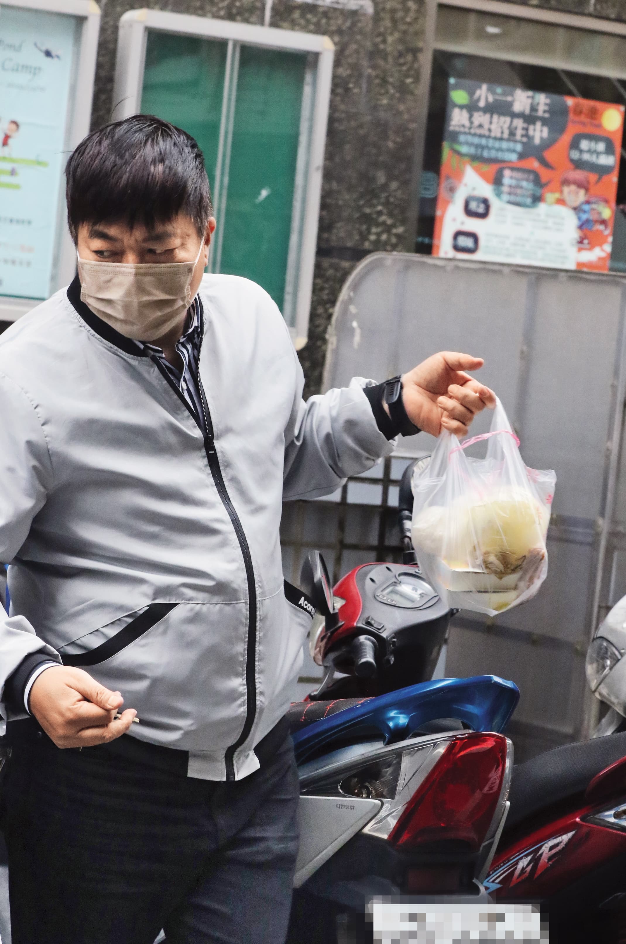 5月17日13：11，不僅擔任司機，男友還會張羅傅天穎的食物，對她很體貼。
