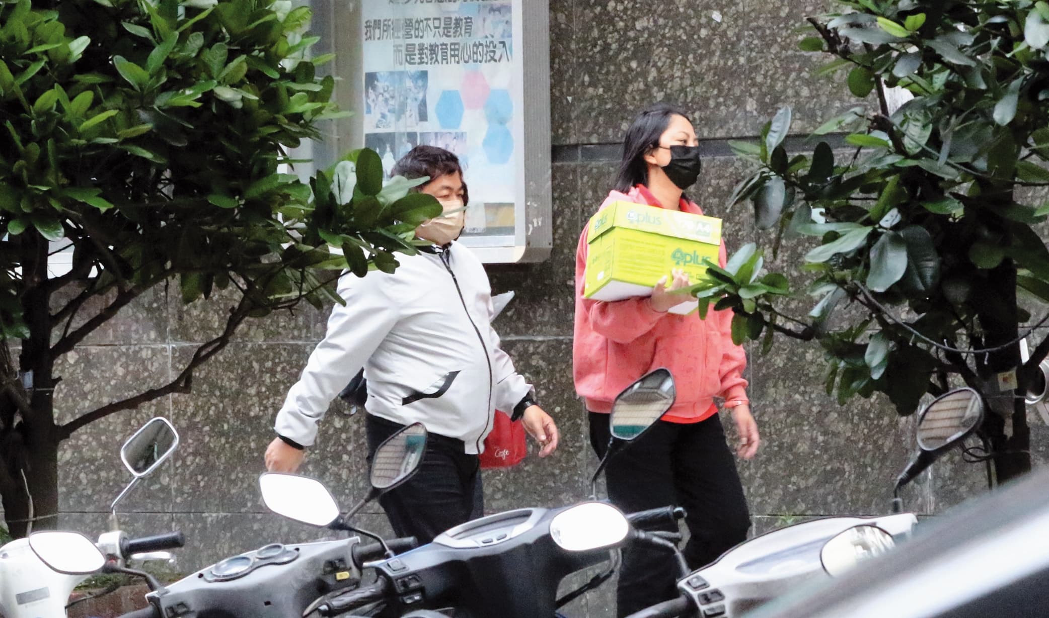 5月17日17：40，傅天穎與男友都不常待辦公室，外出工作既可貼身相處，又能學習房仲專業。