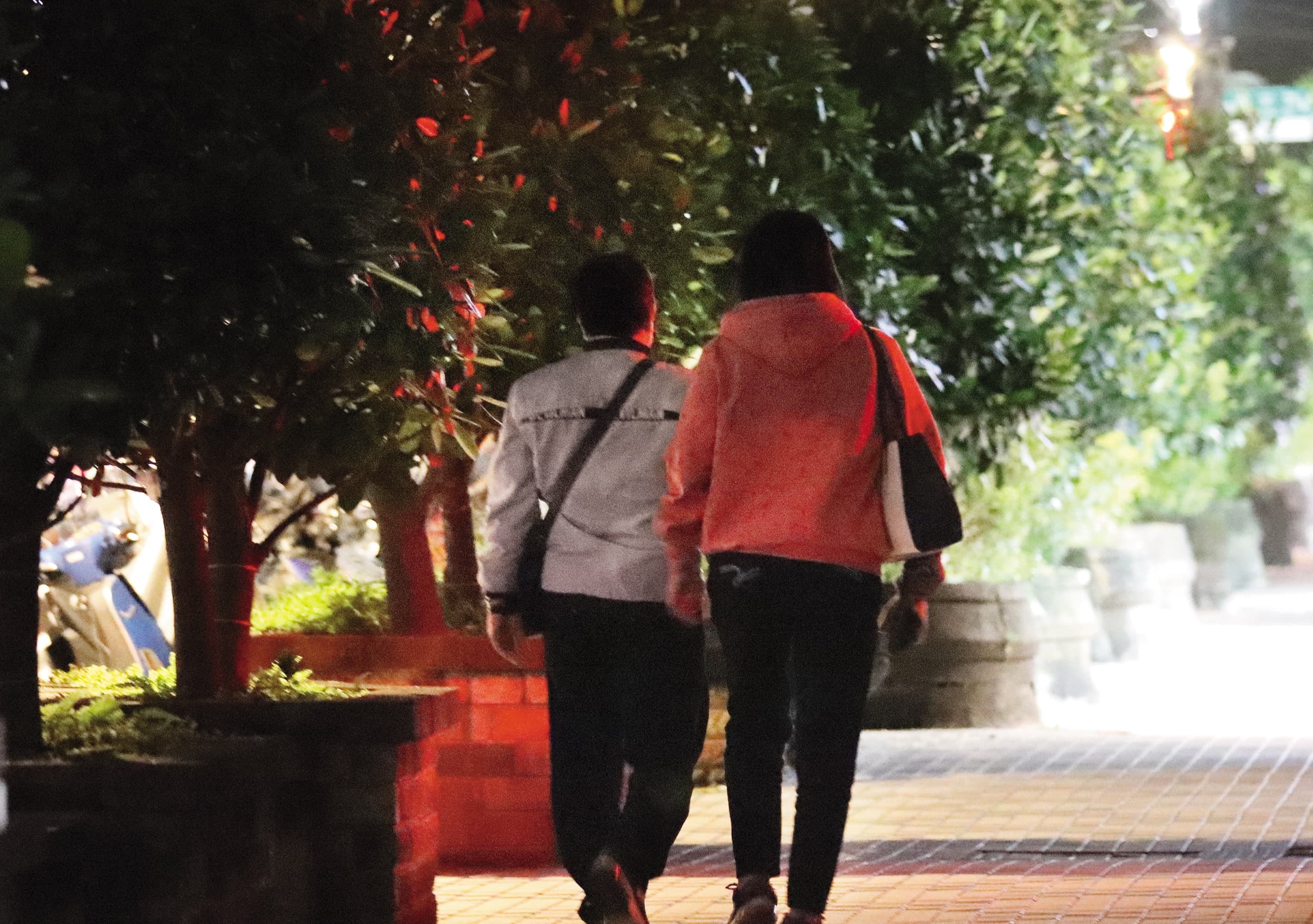 5月17日17：42，就連回家，傅天穎也與男友一起行動，而且背影看來有股恬淡的幸福。