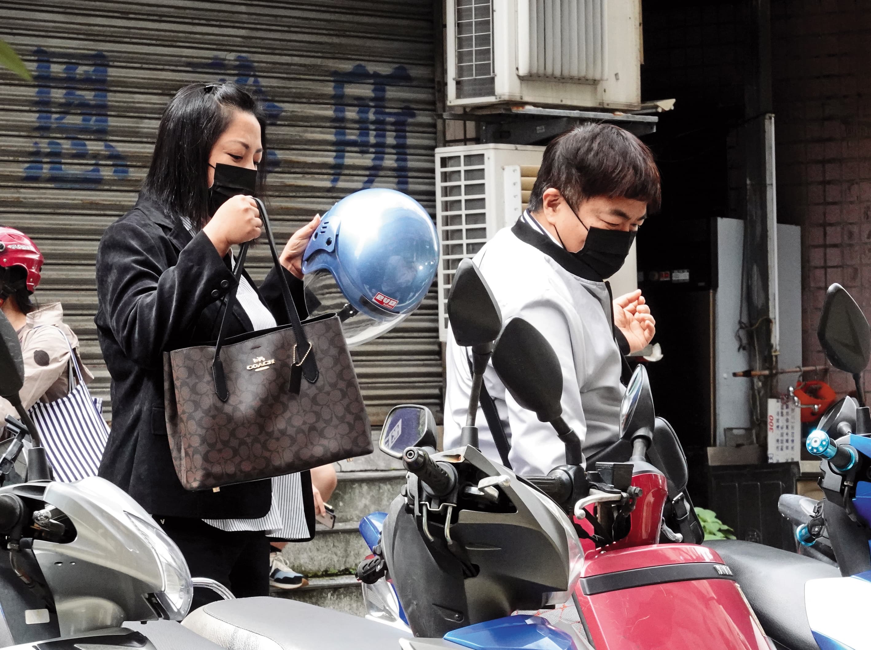 5月18日14：07，忙完傅天穎的兒子，房仲男轉而照顧女友，不分公私都呵護有方。