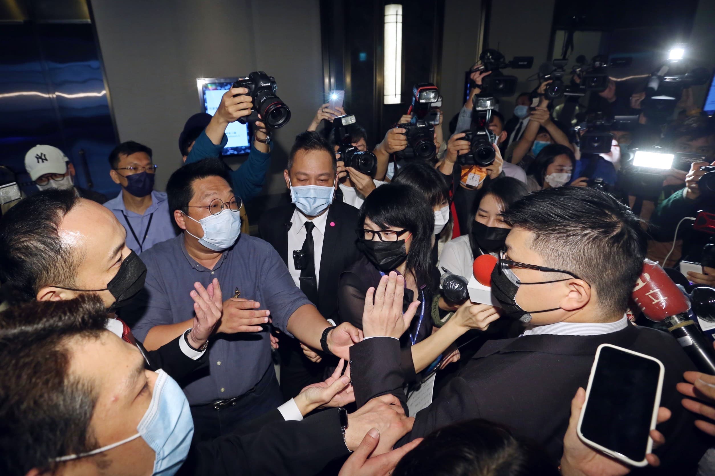 弟弟派人馬（左）驅離哥哥派律師宋正一（右戴眼鏡者）離場，爆發肢體衝突。