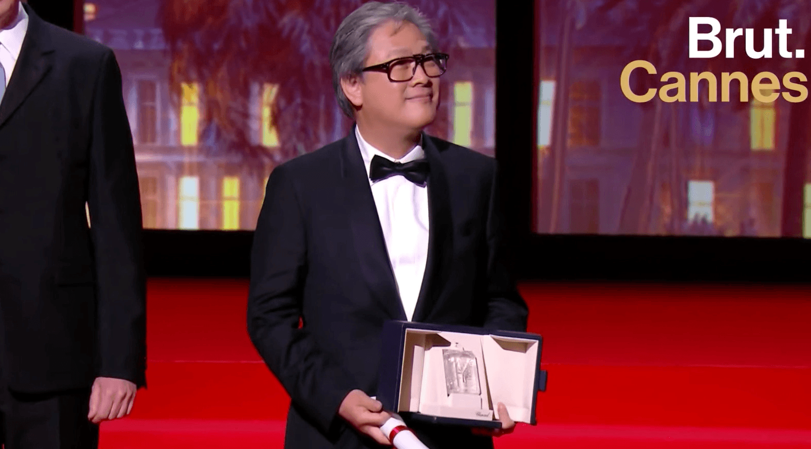 朴贊郁導演獲第75屆坎城影展最佳導演獎。（截圖自Brut. Cannes YT）