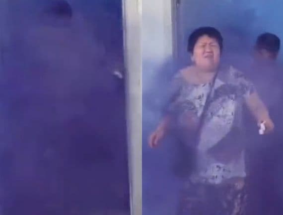婚禮丟煙霧彈，炸出一名湊熱鬧的大媽。（翻攝微博）