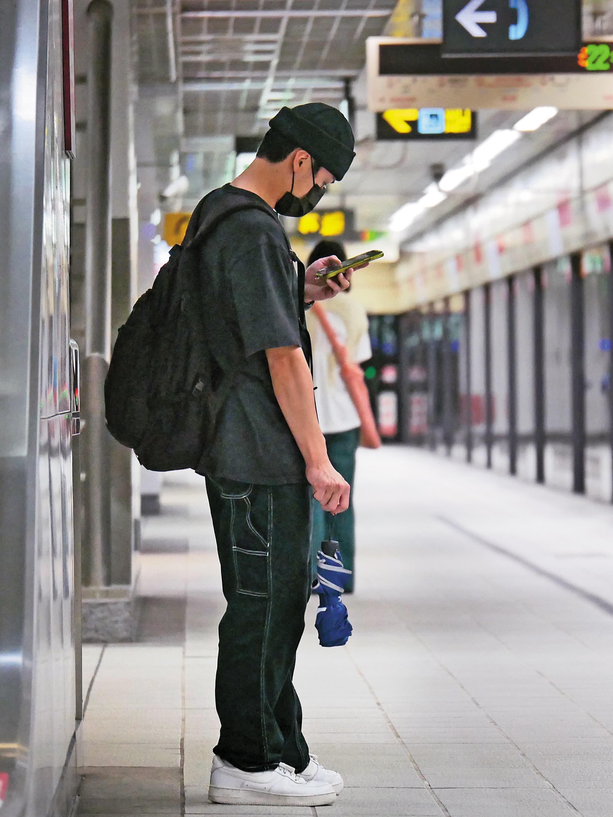 22:17 顏佑庭打工下班搭捷運回家。
