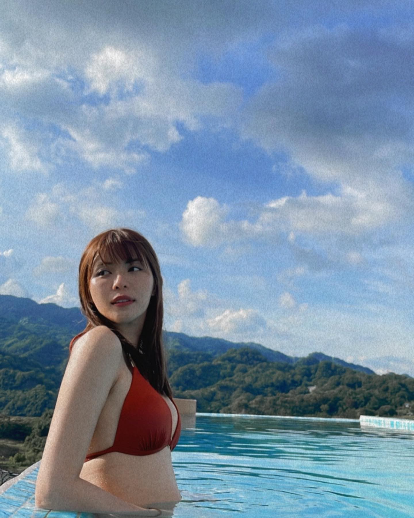 網友對於林萱瑜比基尼照片，紛紛留言「好美好辣」「美呆了，我有嚇到…身材真辣」「戀愛了啦」。（林萱瑜臉書）