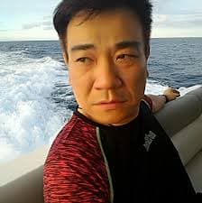 白雲早期曾是情色片男優，因表現優異還被加薪。（翻攝自白雲臉書）