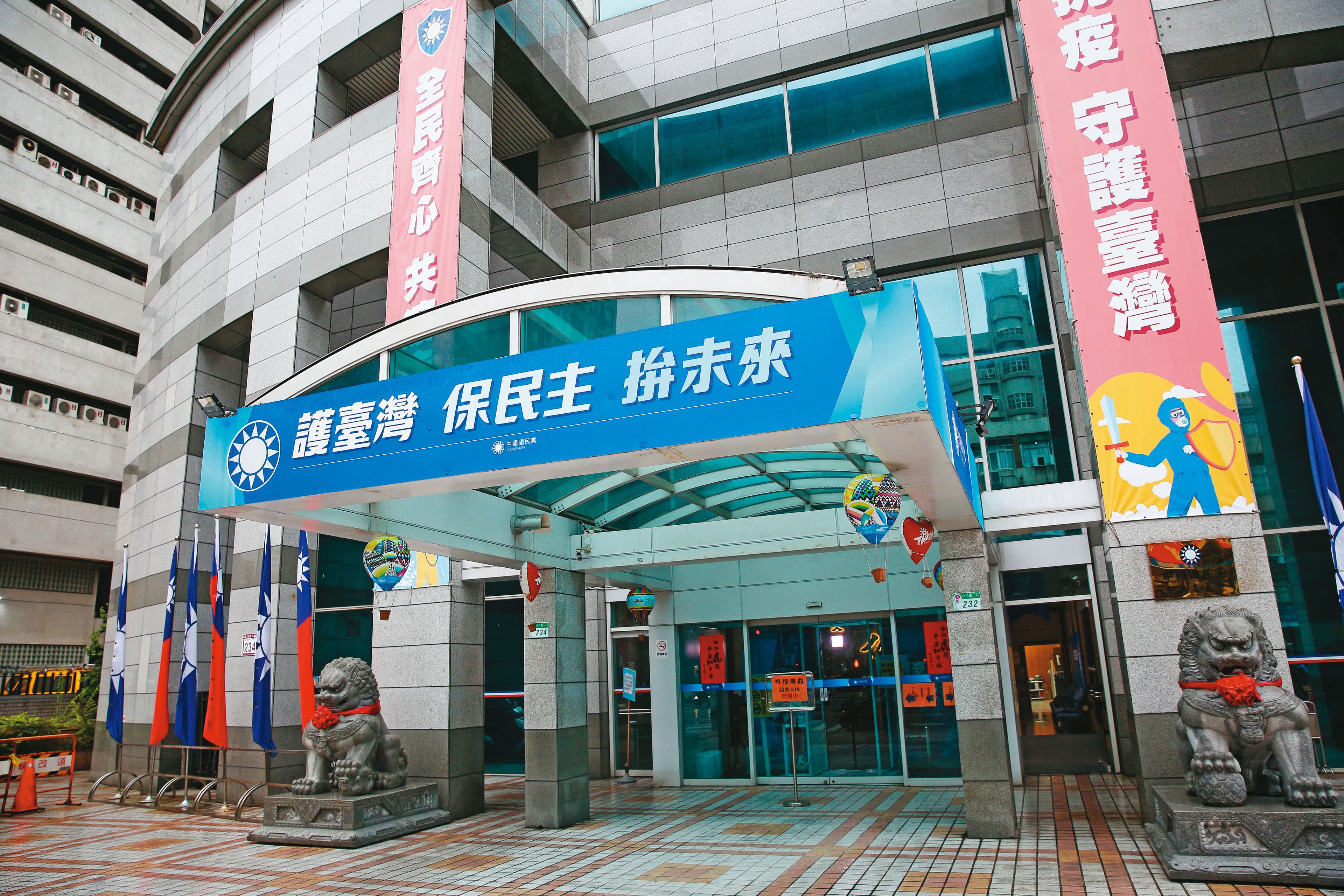 朱立倫上任黨主席後，就在國民黨中央黨部外（圖），掛上「護台灣、保民主、拚未來」布條，宣示藍營路線。