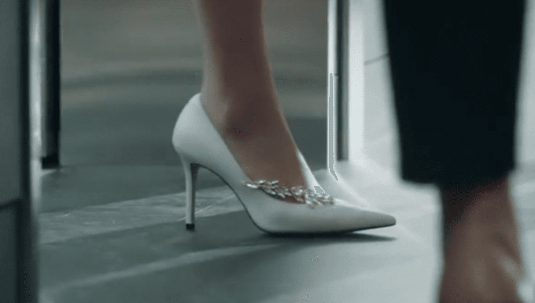 Manolo Blahnik Nadira高跟鞋在《為何是吳秀才？》有多次特寫鏡頭。（翻攝自網路）