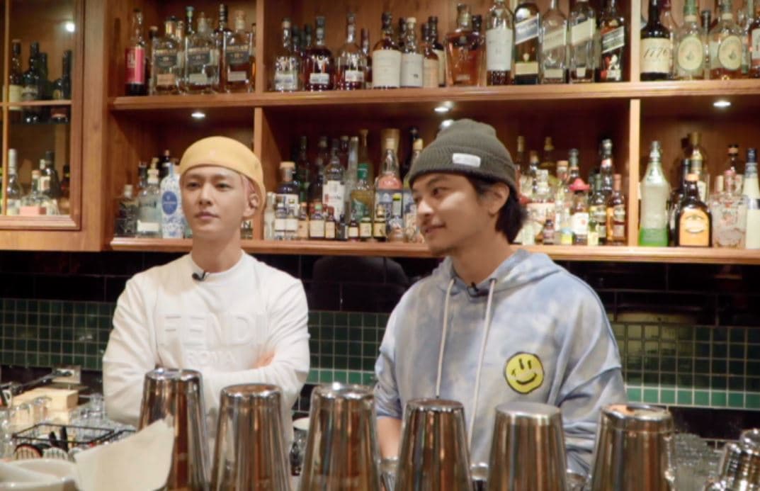 炎亞綸（左起）和楊銘威為了趙傳學特調飲品。（TVBS提供）