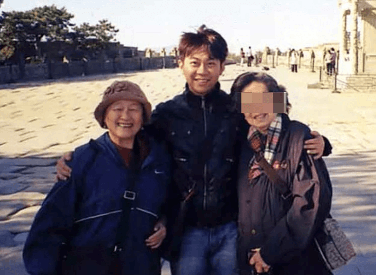 鍾慶春（左）和姊妹淘一起前往中國旅遊，結識了導遊楊寅（中）。（翻攝自微博）