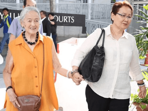 鍾慶春在外甥女莫翠玲（右﹚的陪同下出庭。（翻攝自微博）