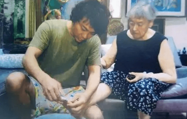 楊寅（左）在法庭拿出照顧鍾慶春的照片，結果被傭人作證全是為了訴訟刻意擺拍。（翻攝自微博）