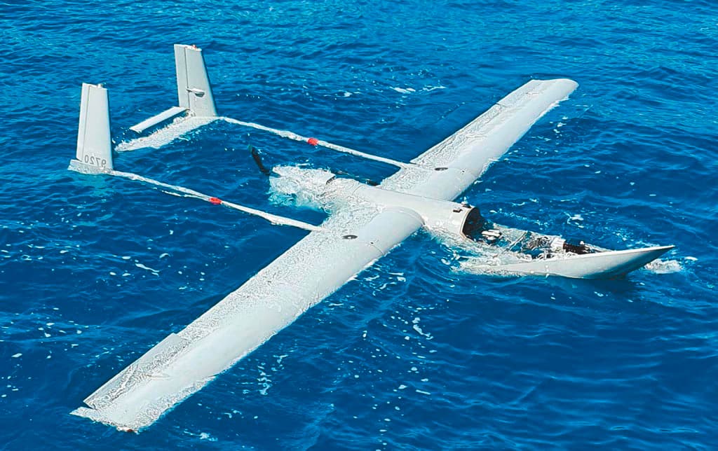 海軍銳鳶無人機多次墜毀，去年5月在台東縣太麻里外海訓練時失聯，被漁民發現墜落海面。（讀者提供）
