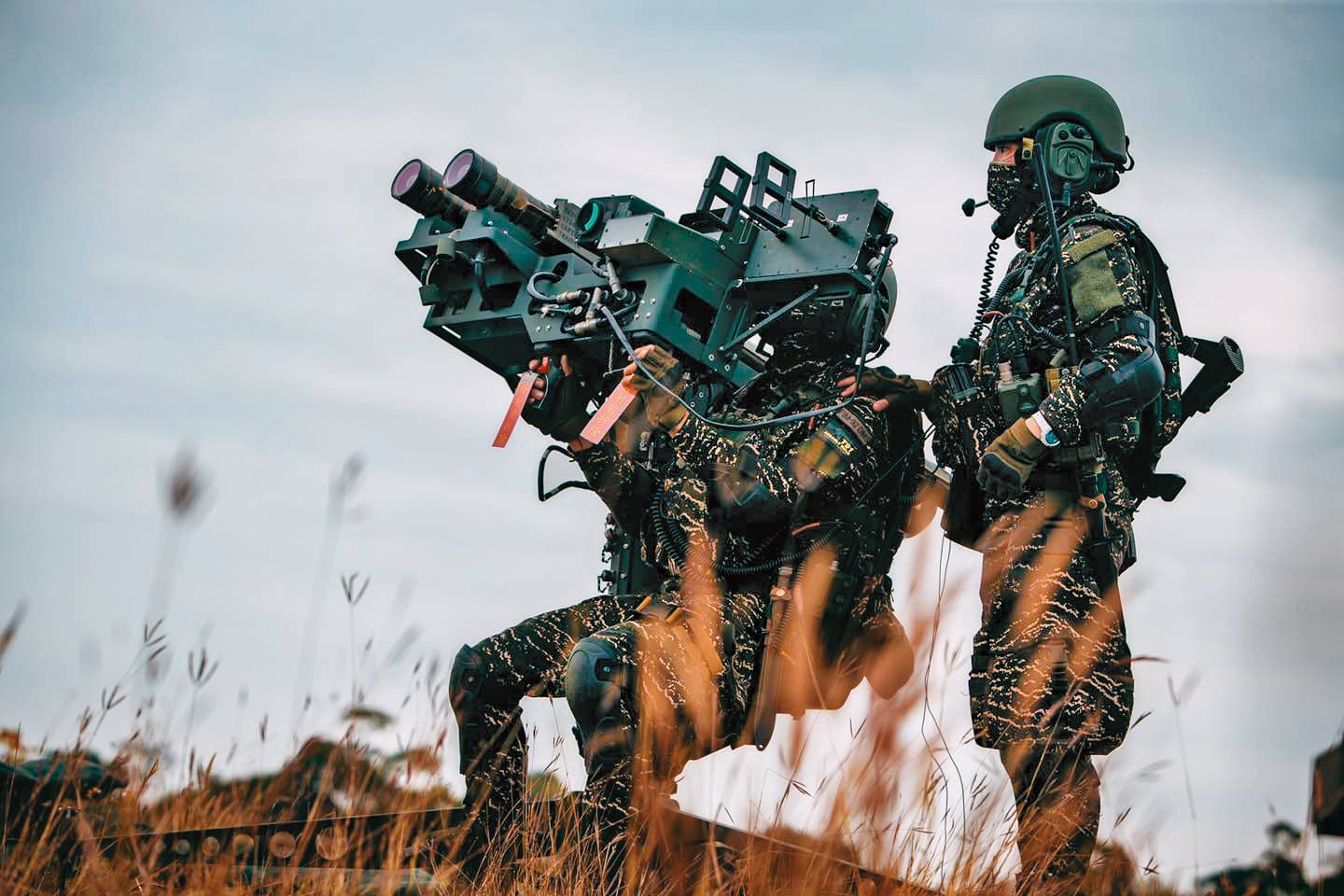 海軍陸戰隊密集操演「DMS雙聯裝刺針飛彈」及「檞樹飛彈車」等防空裝備，以因應共機頻頻擾台。（翻攝中華民國海軍臉書）