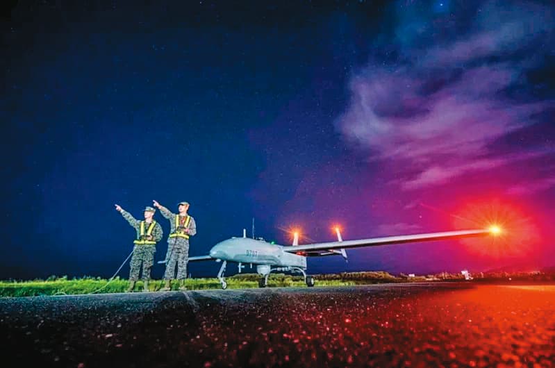 海軍銳鳶無人機多次墜毀，立委早已提醒陸軍採購戰術型無人機需引以為戒，未料仍傳出弊端遭檢調鎖定。（翻攝中華民國海軍臉書）