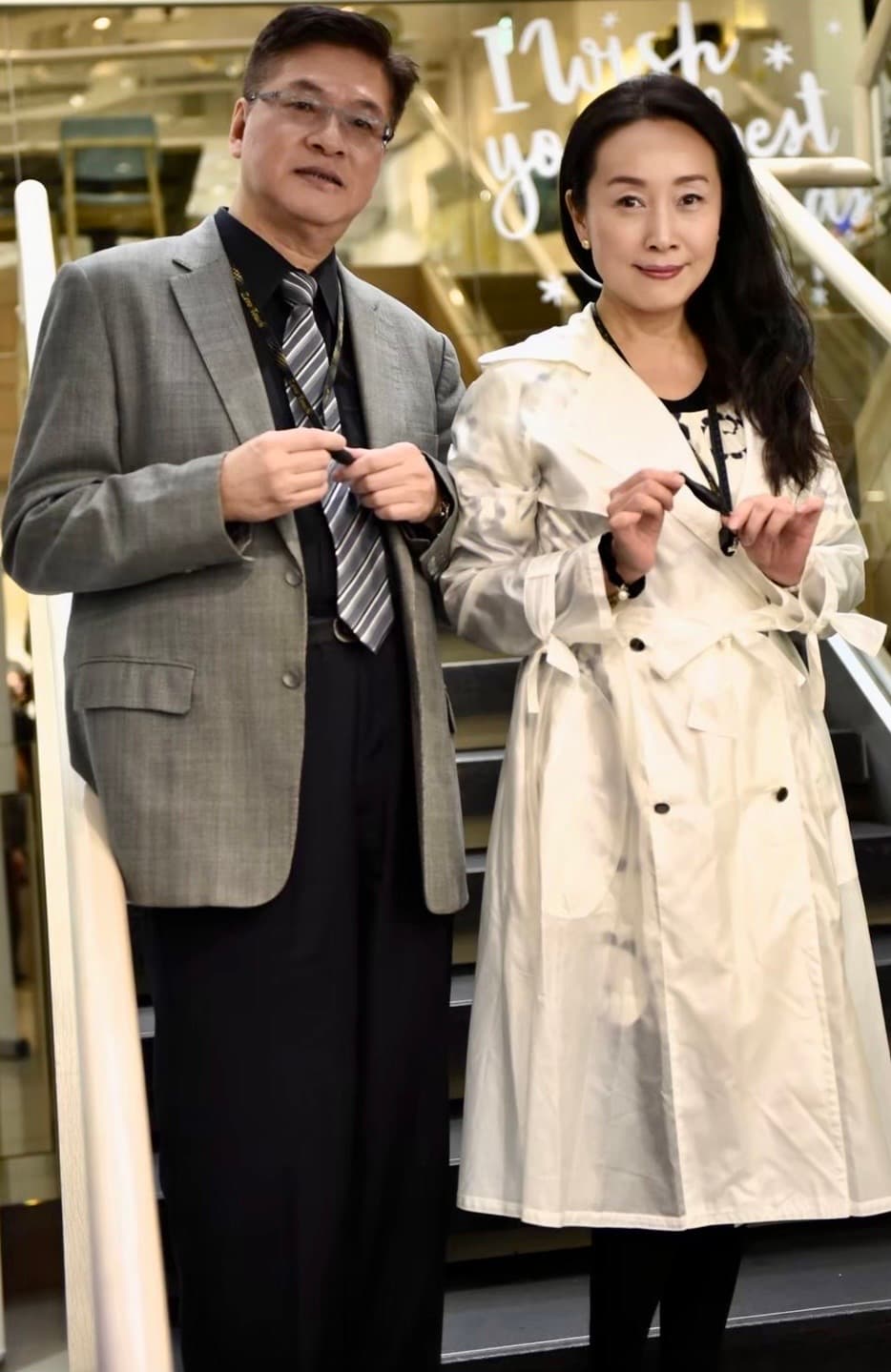 方岑兩年前宣布和另一半吳榮醫美診所院長研發抗疫產品。（翻攝臉書）