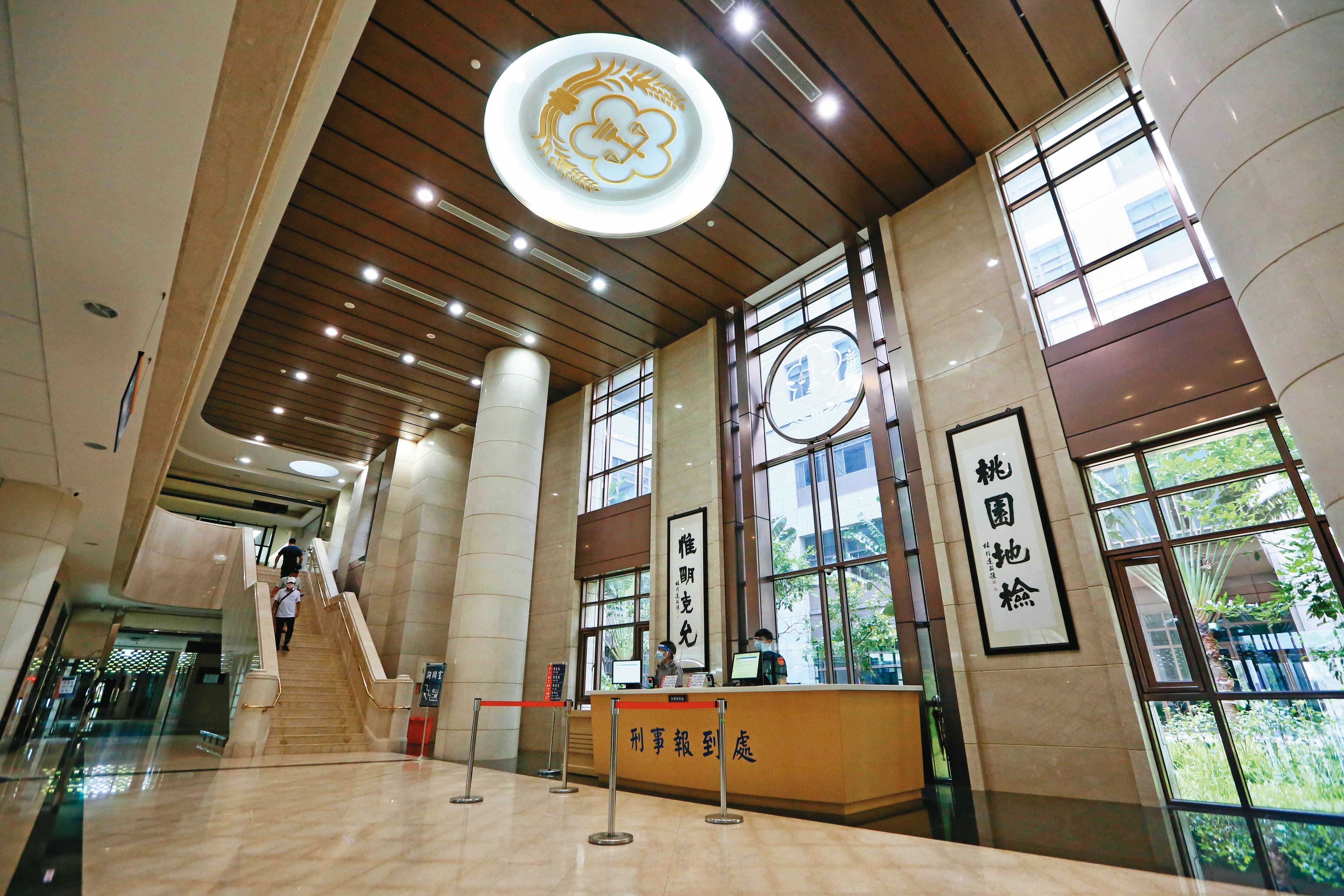 陳嘉義時常帶女性友人到桃園地檢署辦公室吃宵夜。