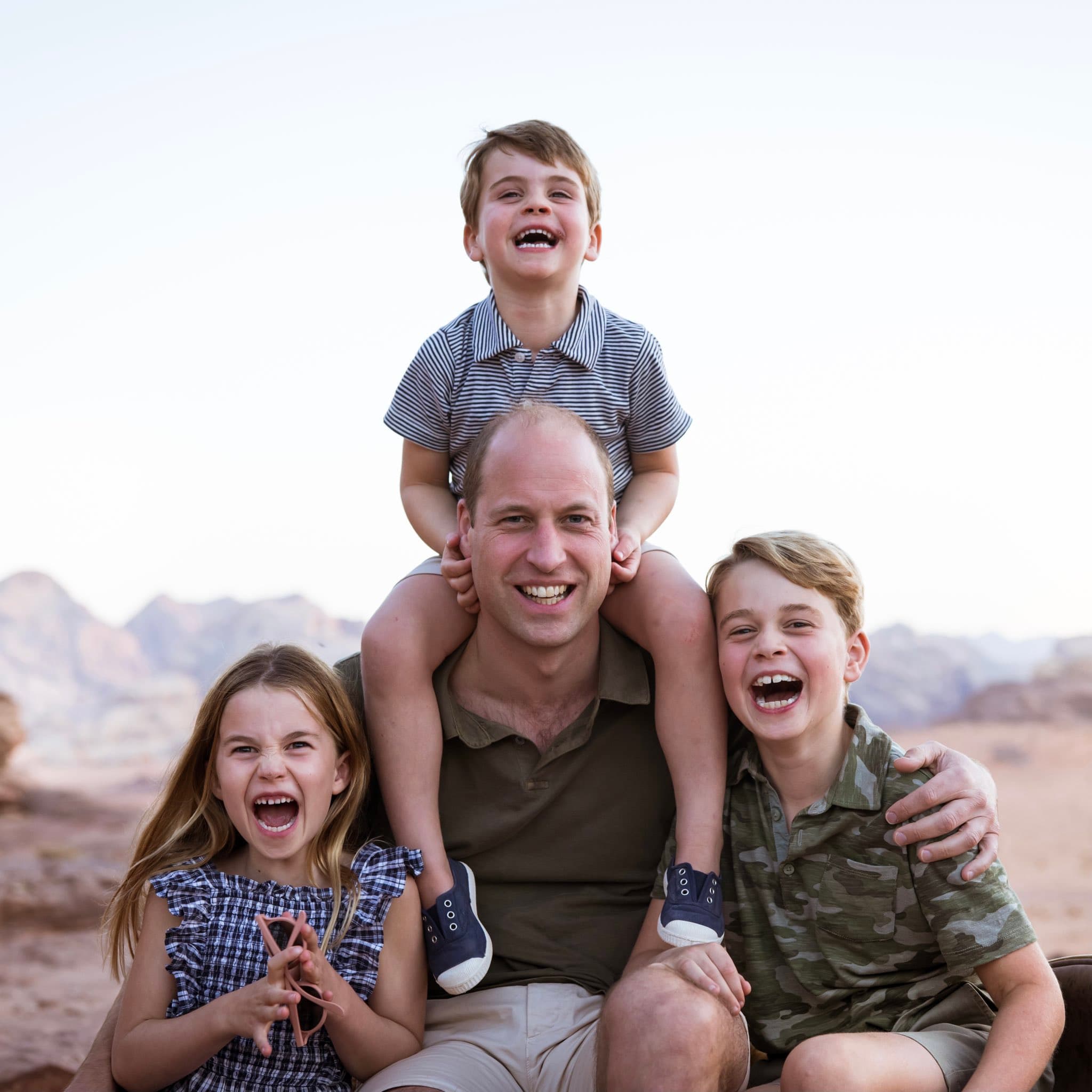 威廉王子被3個孩子圍繞，4歲的路易小王子騎在他肩上。（翻攝@KensingtonRoyal推特）