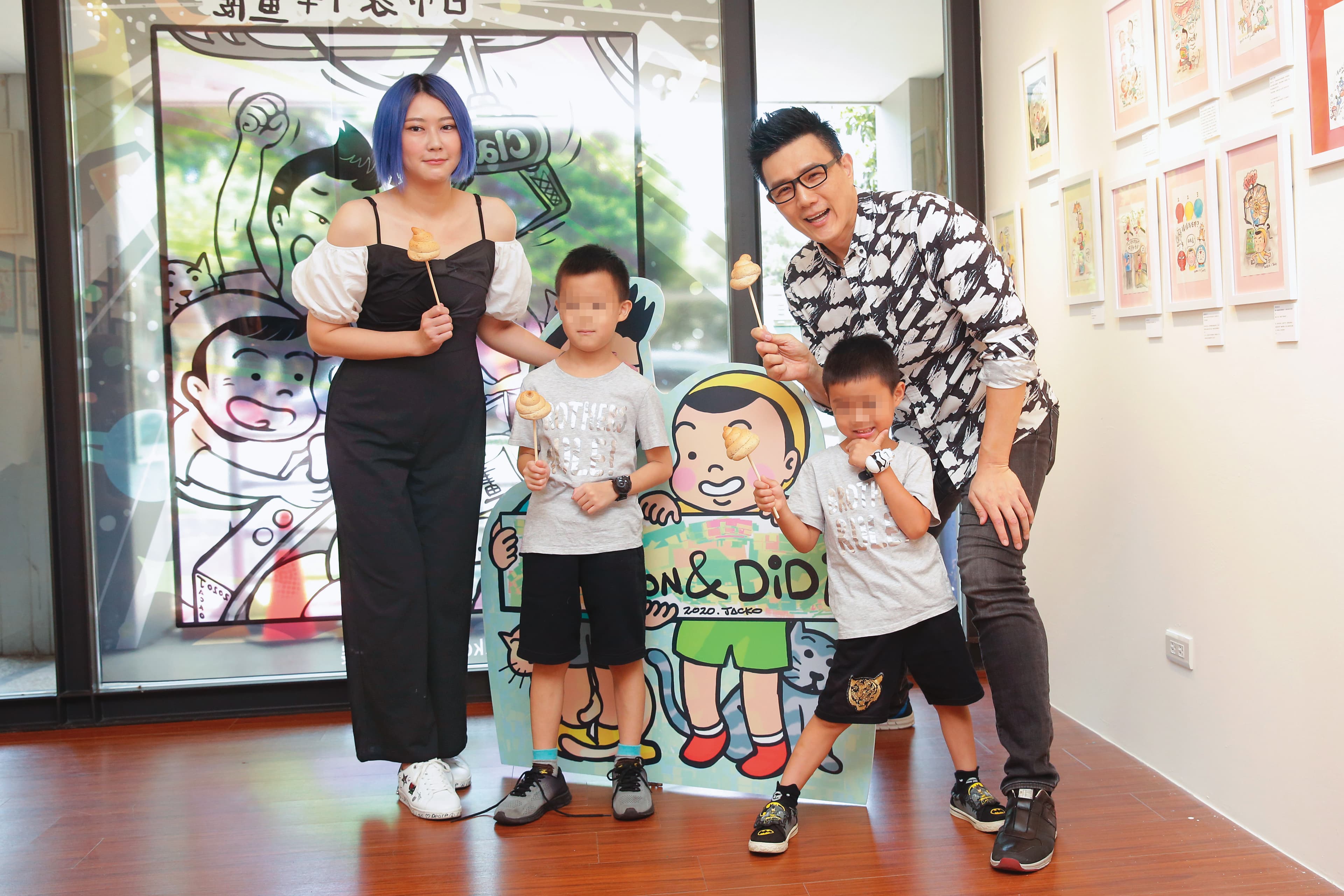 蔣偉文2020年首次舉辦個人插畫展，老婆高詠淳帶著2個兒子到場站台。