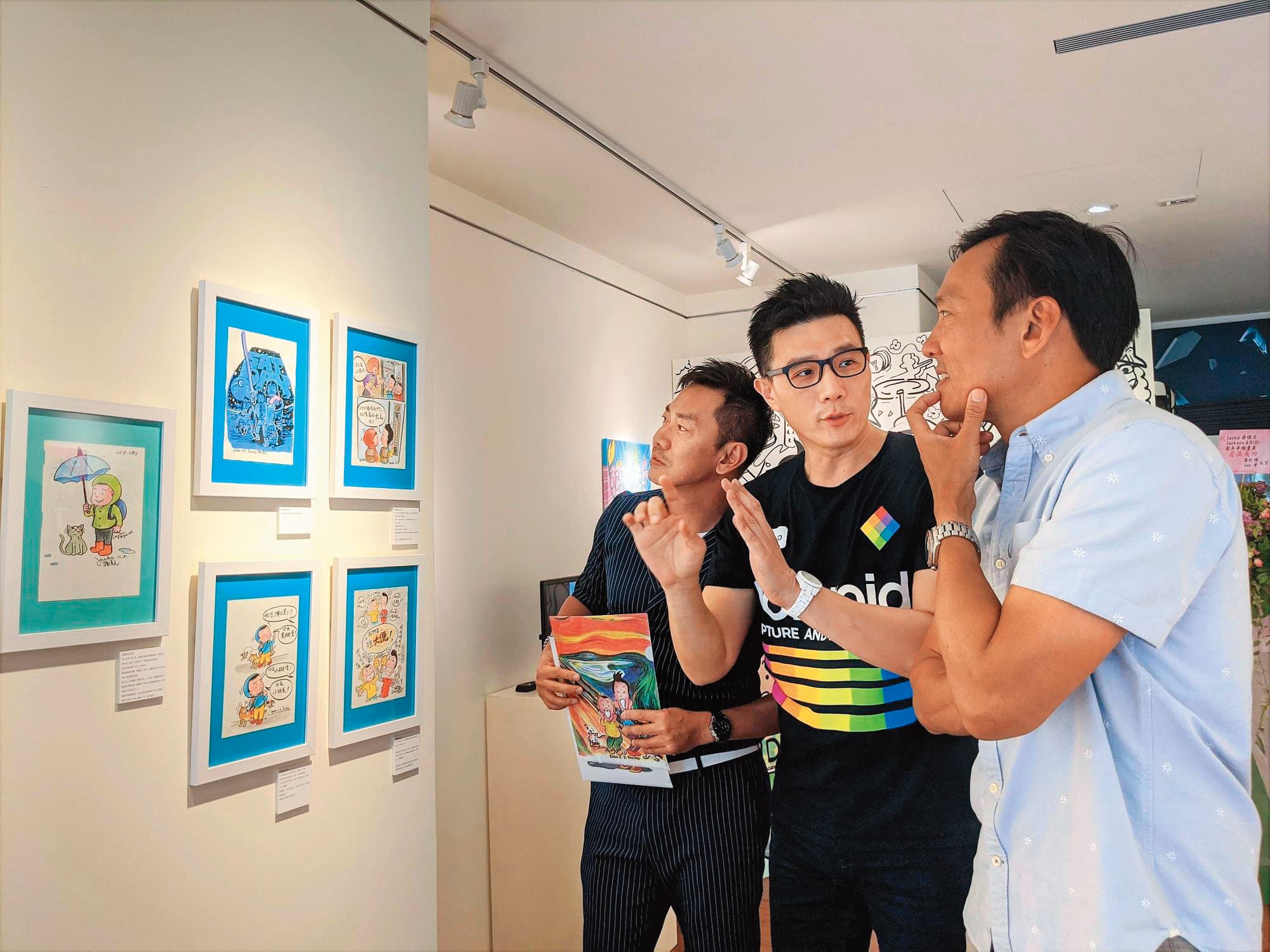 蔣偉文（中）2年前開個展，昔日「三片吐司」團員江俊翰（左）、艾力克斯（右）難得在畫廊合體。（艾迪昇提供）