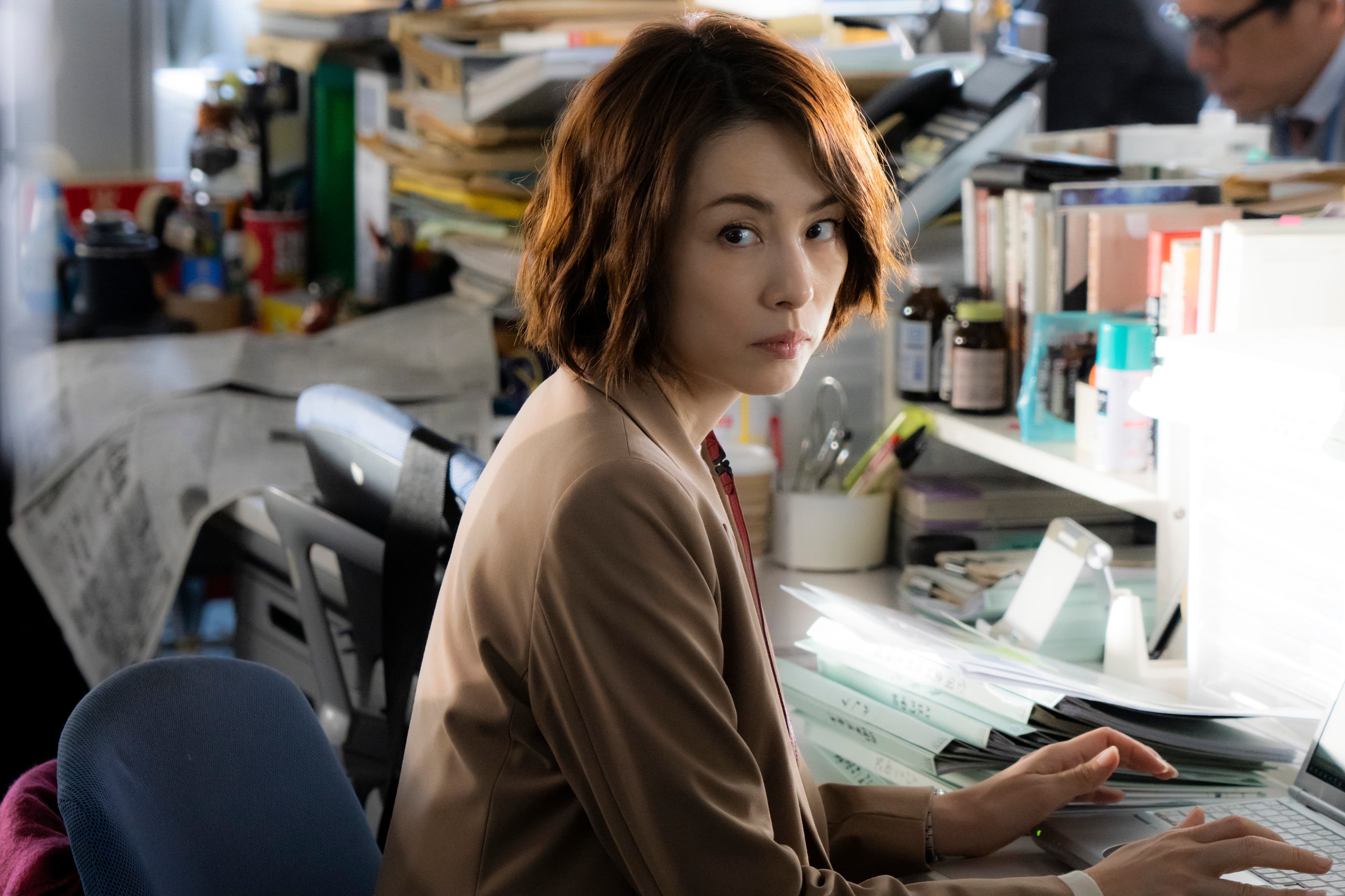 《新聞記者》赤裸反映日本當代社會問題。（Netflix提供）