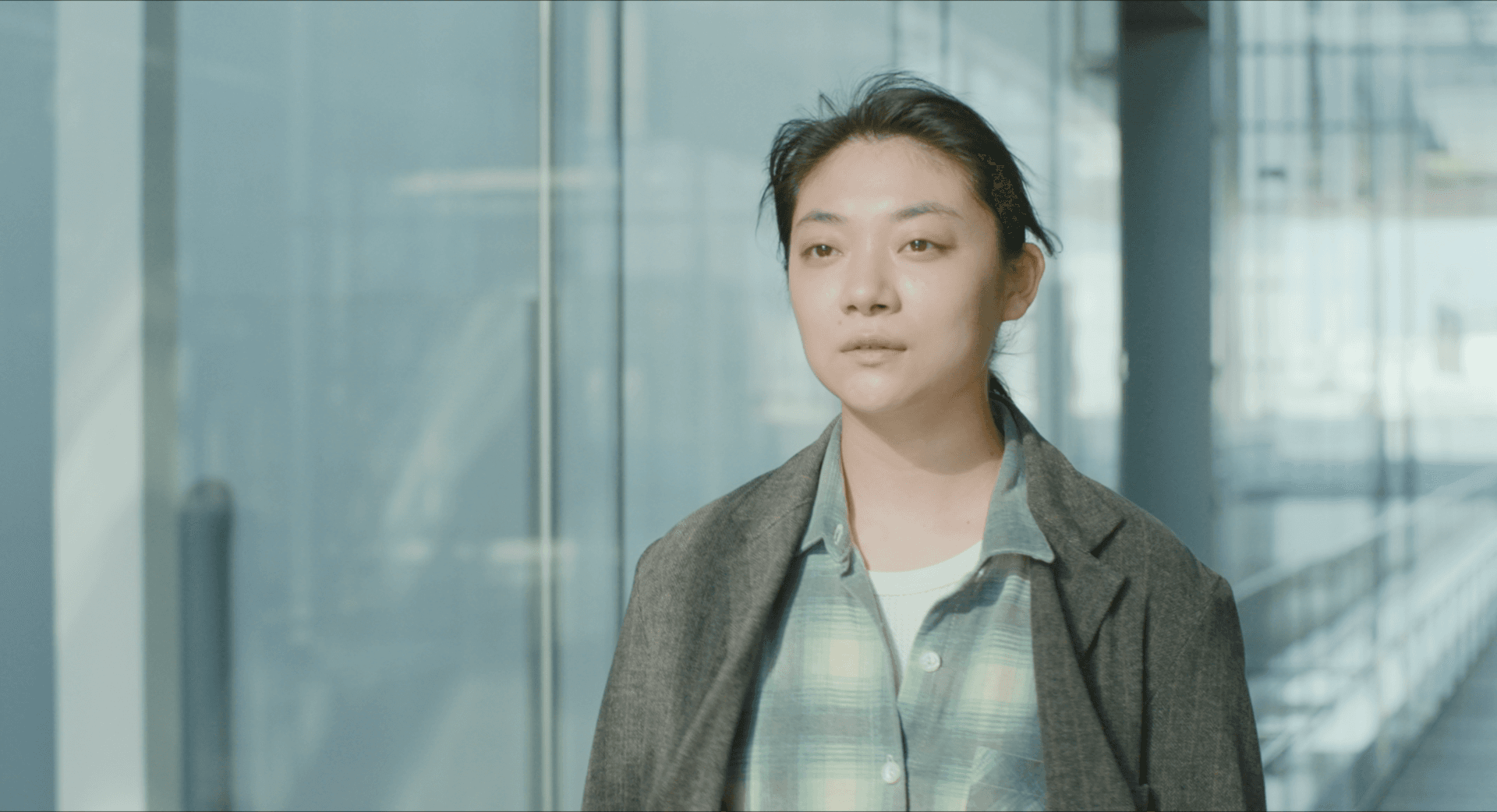 三浦透子在電影《在車上》裡飾演代駕司機，自曝現實生活中其實沒什麼在開車。（Netflix提供）