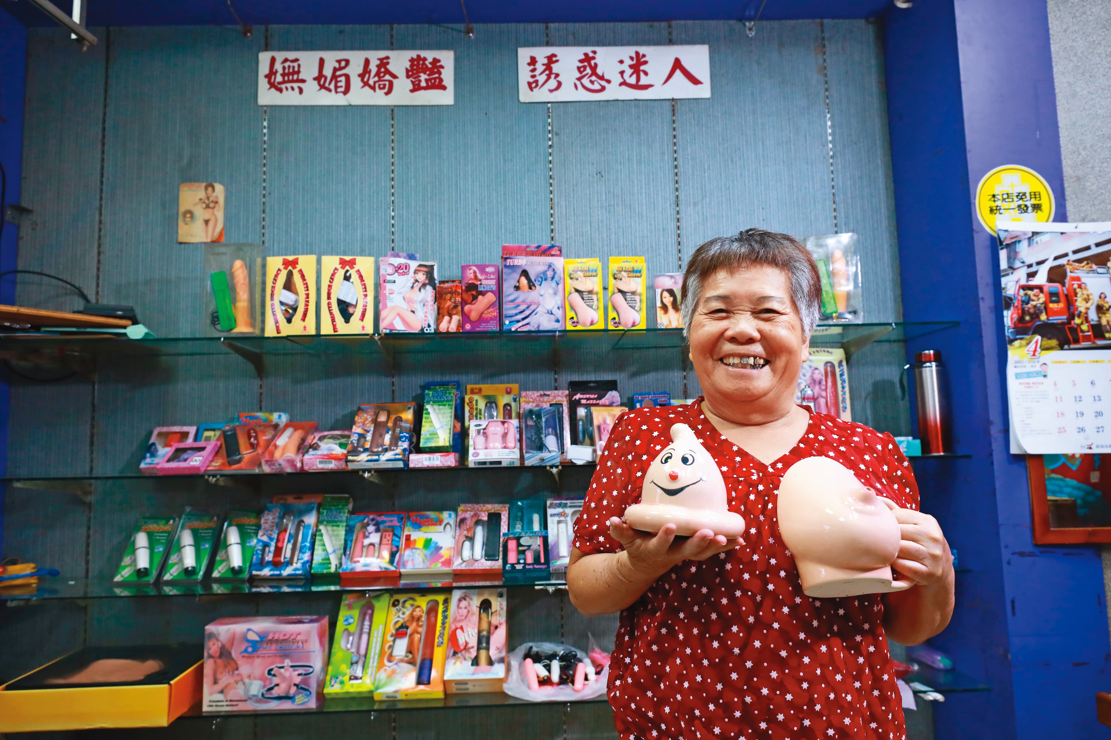 去年5月，我們到林秀英即將歇業的情趣用品店採訪。她樂於介紹身後繽紛的情趣玩具。（資料照）
