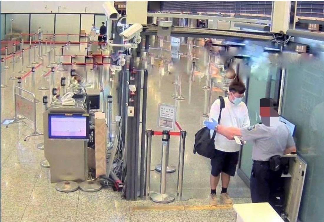 凶嫌棄屍後淡定搭機潛逃。（翻攝畫面）