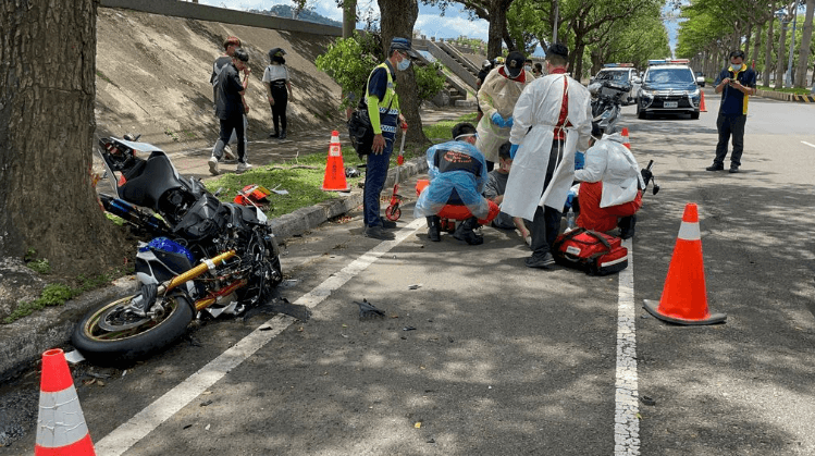 重機撞擊後車頭與車身分離，閻男當下沒有呼吸心跳，送醫仍不治。（翻攝畫面）