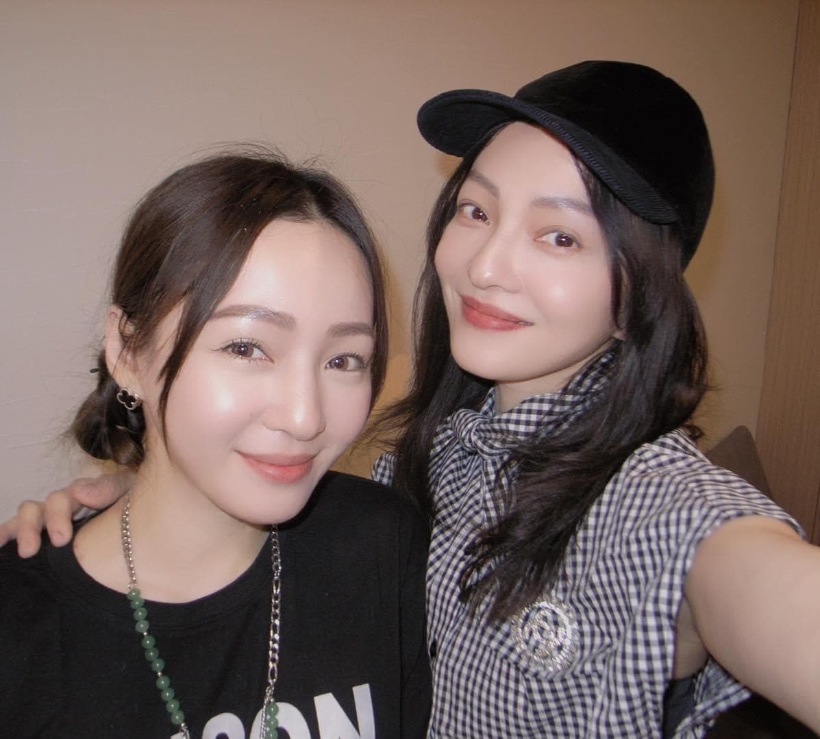 她罕見公開妹妹的正臉照，妹妹同樣擁有巴掌臉以及一雙水汪汪大眼的外表。（翻攝自張韶涵臉書）