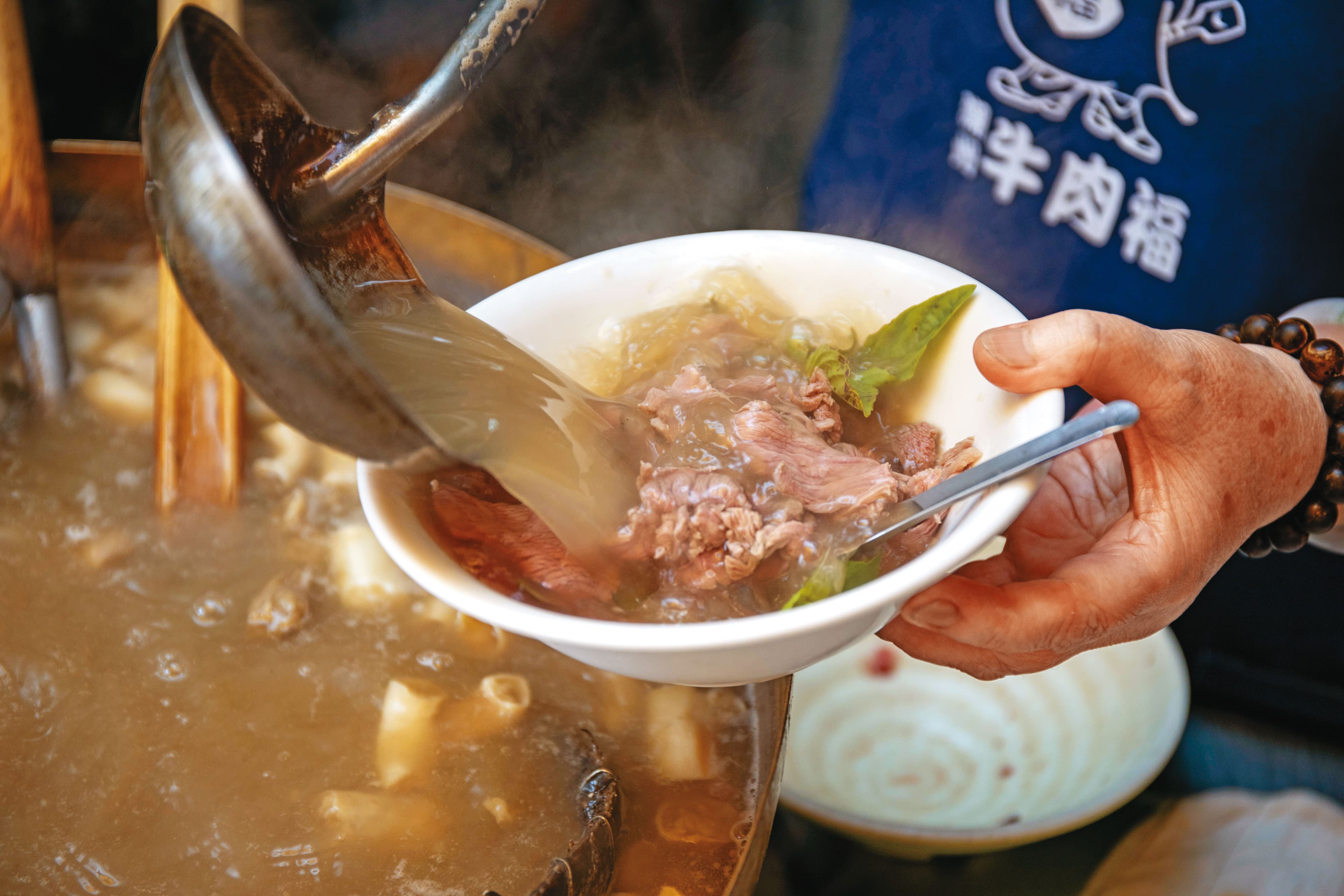 使用當日現宰台灣牛，淋上藥膳高湯並加入九層塔提味，湯鮮肉嫩成老店招牌。（120元／碗）