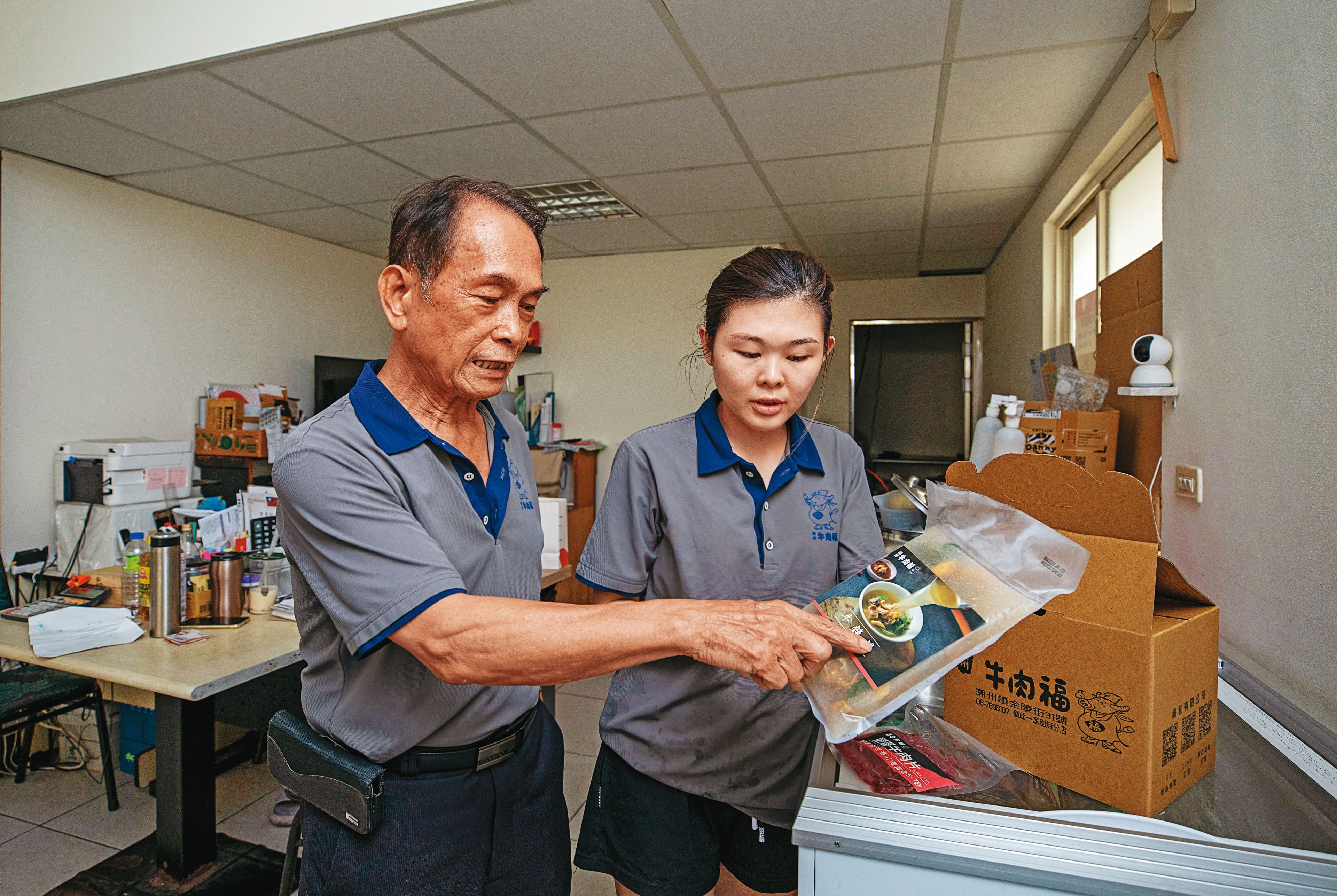葉英和（左）代替獨子拉拔孫女葉育吟（右）長大，如今孫女協助老店開發冷凍包，拓展電商市場。