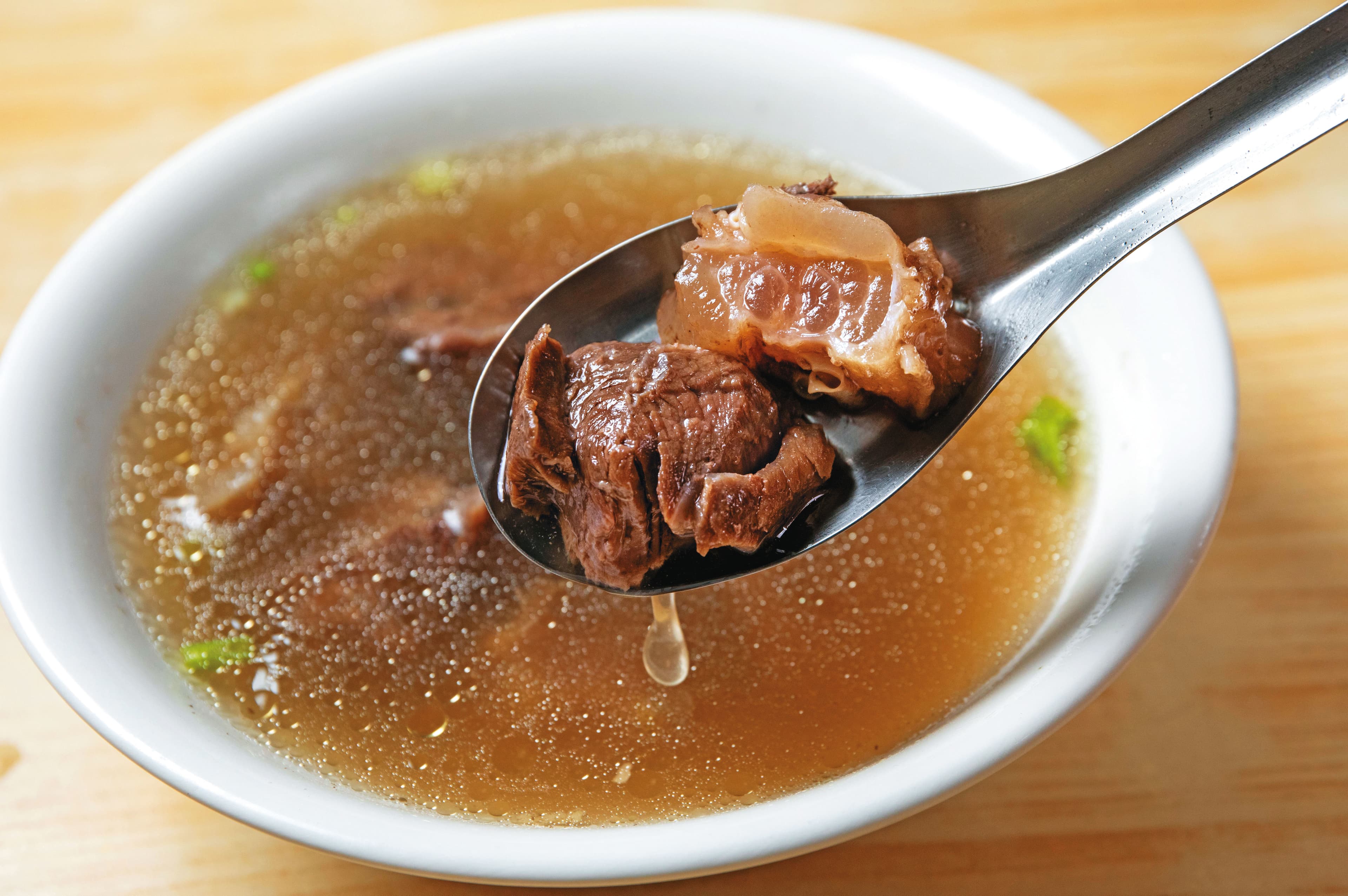 清燉半筋肉湯得熬煮逾3小時，每日限量一鍋，通常12點前就賣光。（140元／碗）