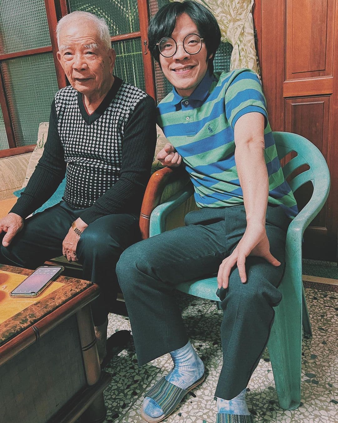 盧廣仲（右）穿著Polo衫，和阿公（左）合照。（翻攝自盧廣仲IG）