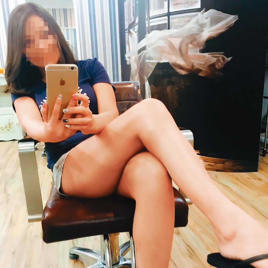 謝姓藥廠女業務保養得宜，雖已超過40歲，但身材依舊纖瘦窈窕。（翻攝臉書）
