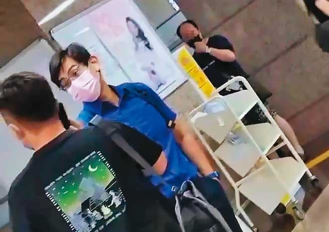 神色驚慌的李沅達（右）與徵信業者（左）在三總內湖總院大廳談判。（讀者提供）