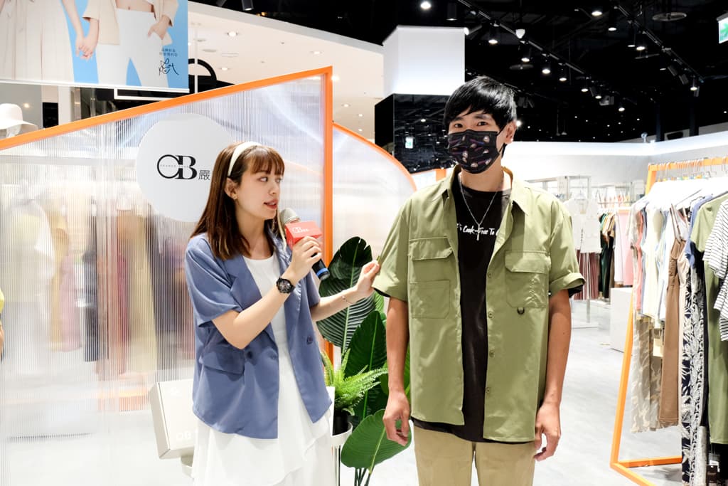 知名YouTuber阿民（左）擔任OB嚴選微風松高門市一日店長，精心為粉絲推薦穿搭。（OB嚴選提供）