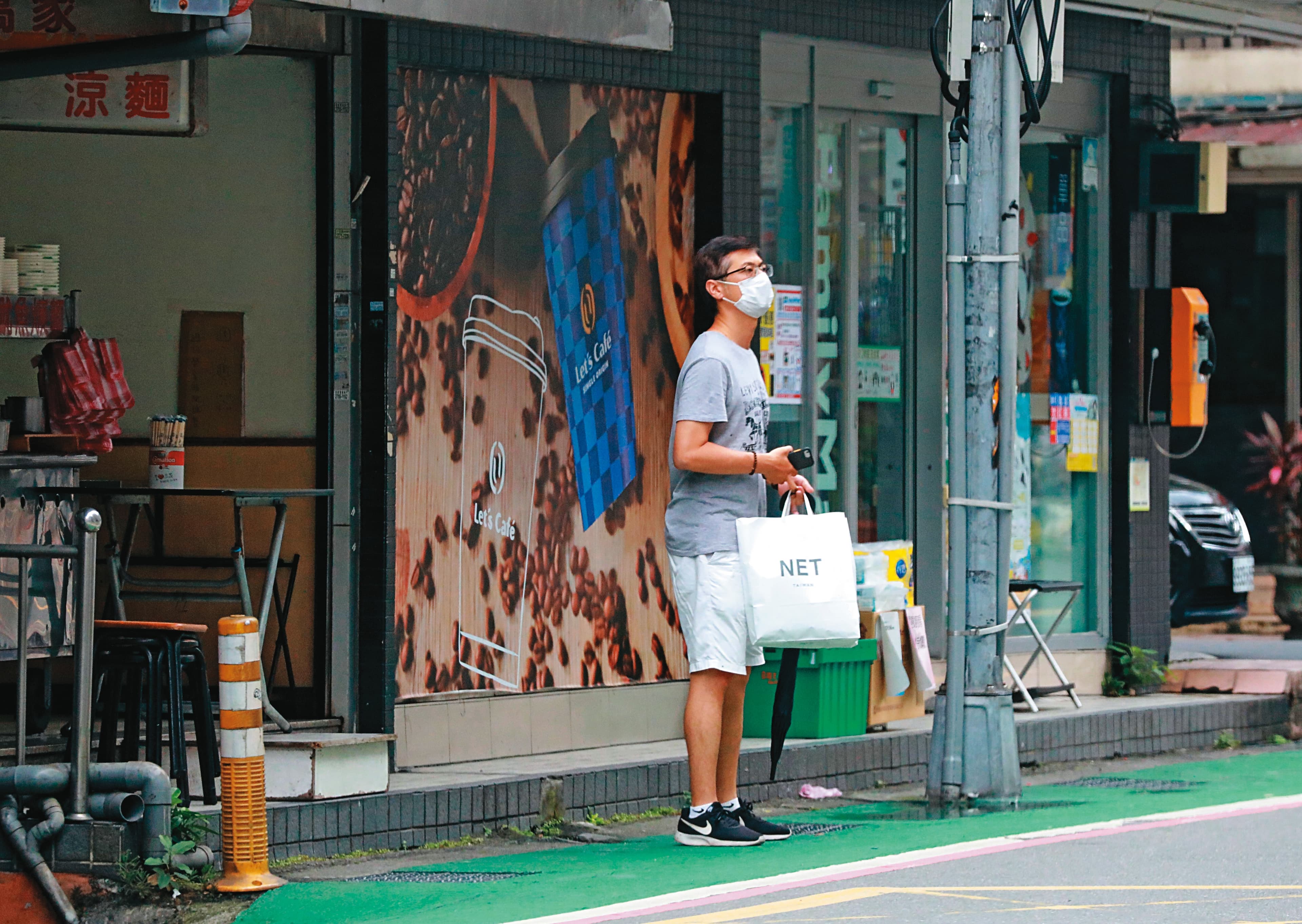2022/07/02 15:19，吃完涼麵後，鄒宇新（左圖）先行步出店家；約1分鐘後，廖女（右圖）才帶著孩子離開。（圖經變裝處理）