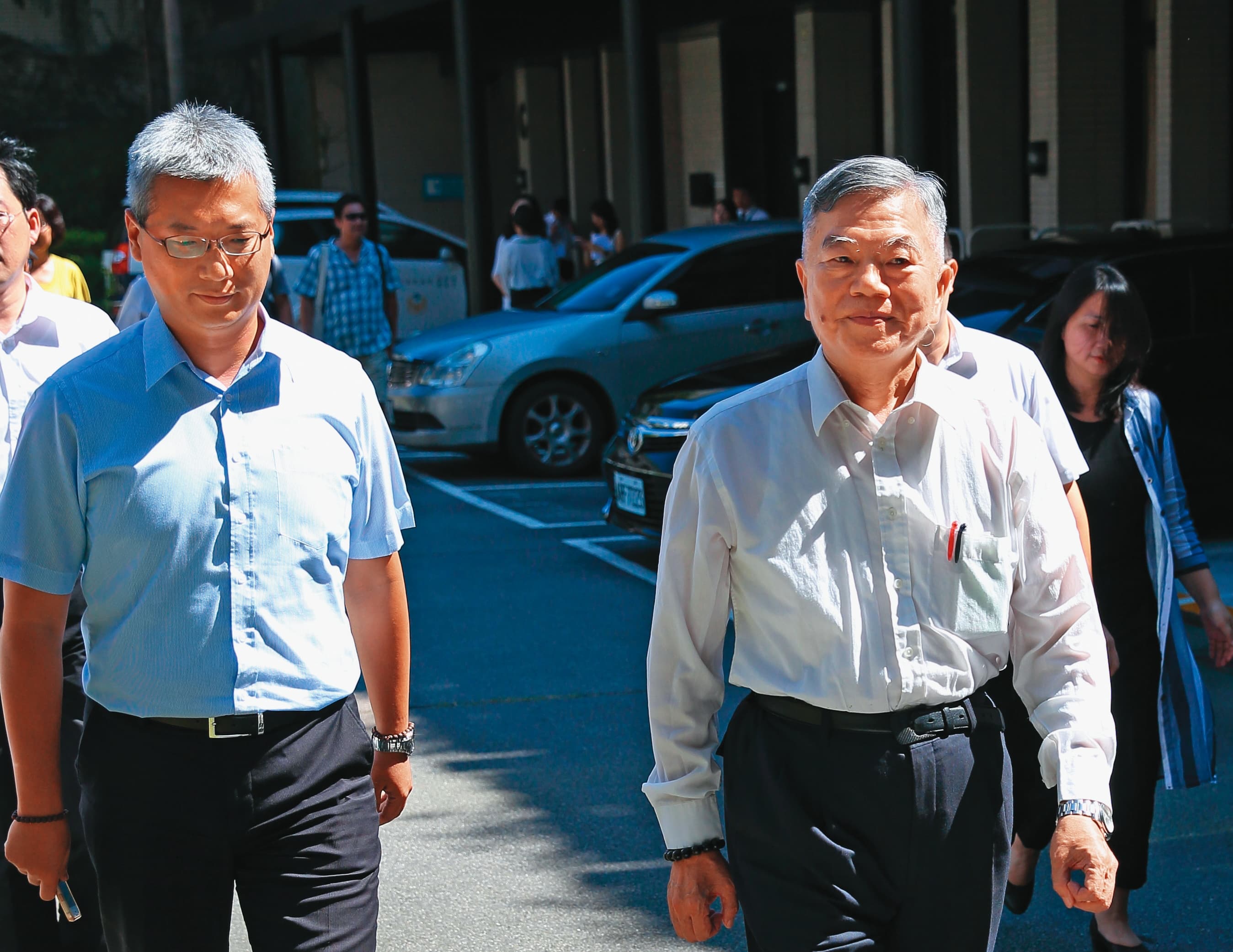鄒宇新（左）從工業局、經濟部、行政院副院長室都一路跟隨沈榮津（右），堪稱沈的重要心腹。