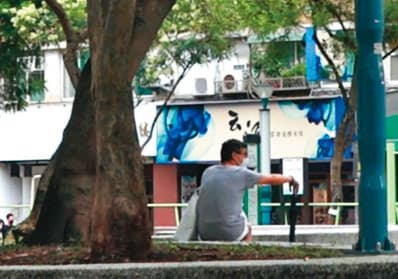 2022/07/02 14:16「公園痴等」鄒宇新（圖）獨自在公園等待廖女及孩子，待廖女結束行程，3人才會合。