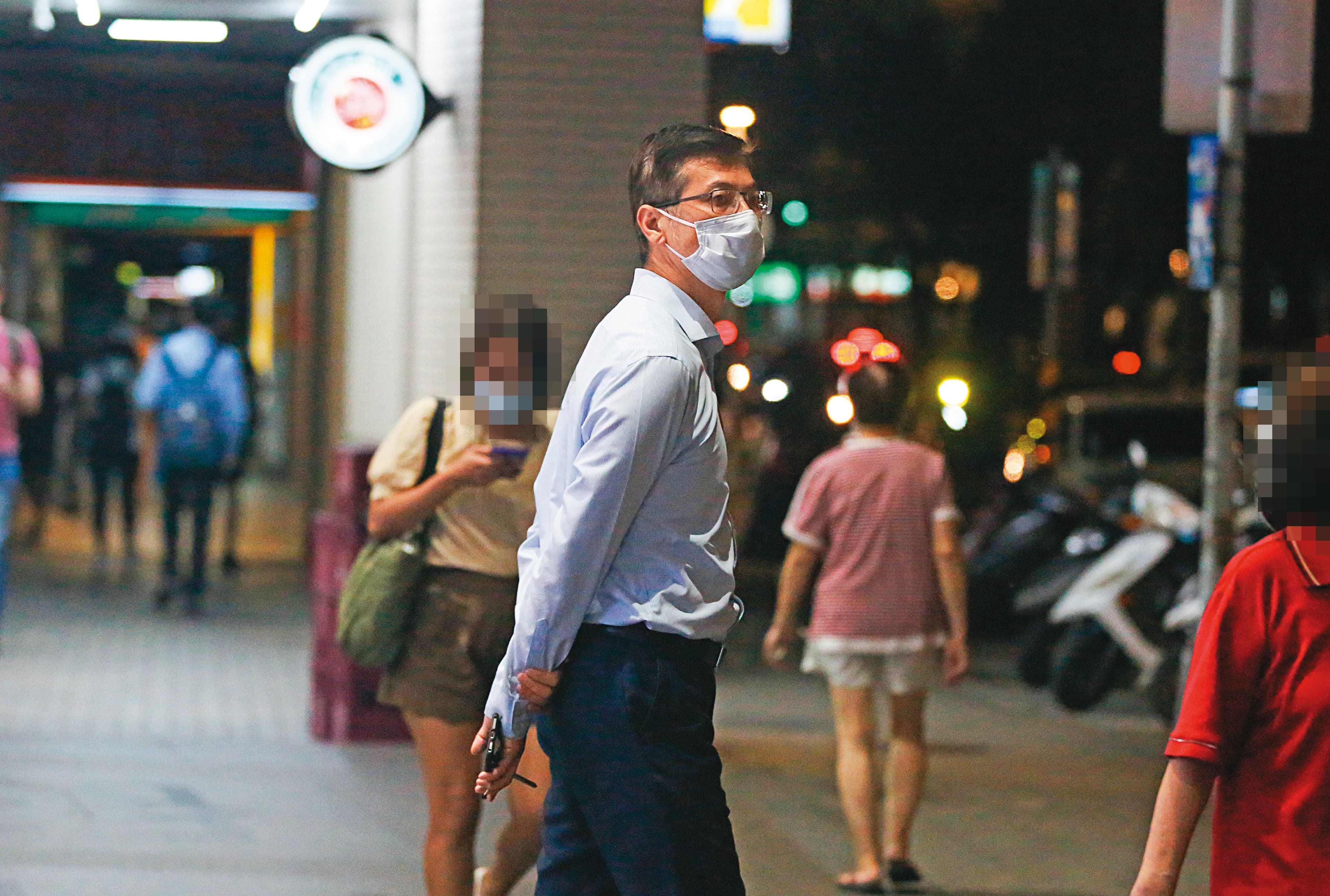 2022/06/30 21:14 鄒宇新（圖）陪廖女帶孩子打桌球後，先行下樓牽車。