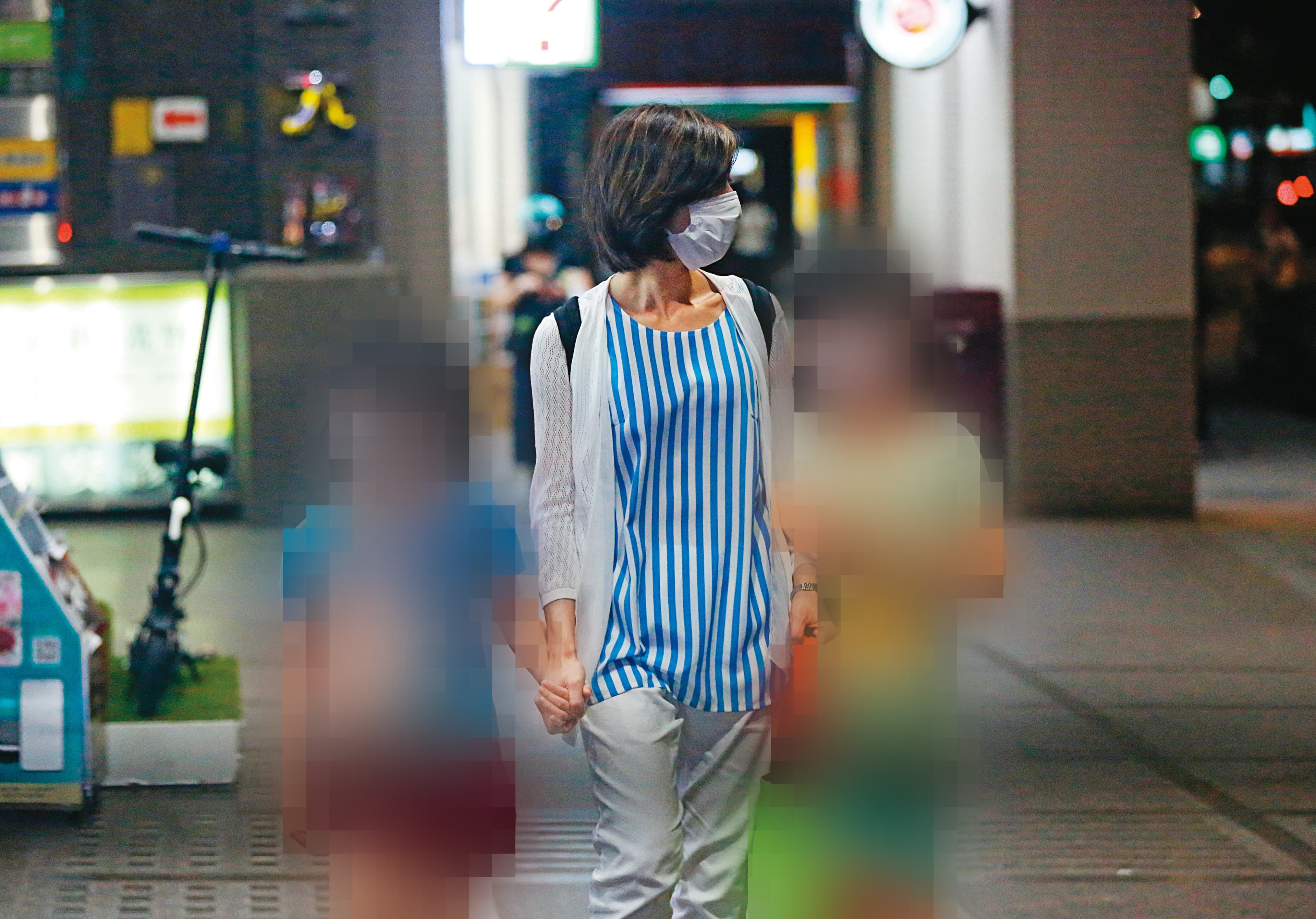 2022/06/30 21:14 鄒宇新（圖）陪廖女帶孩子打桌球後，先行下樓牽車。