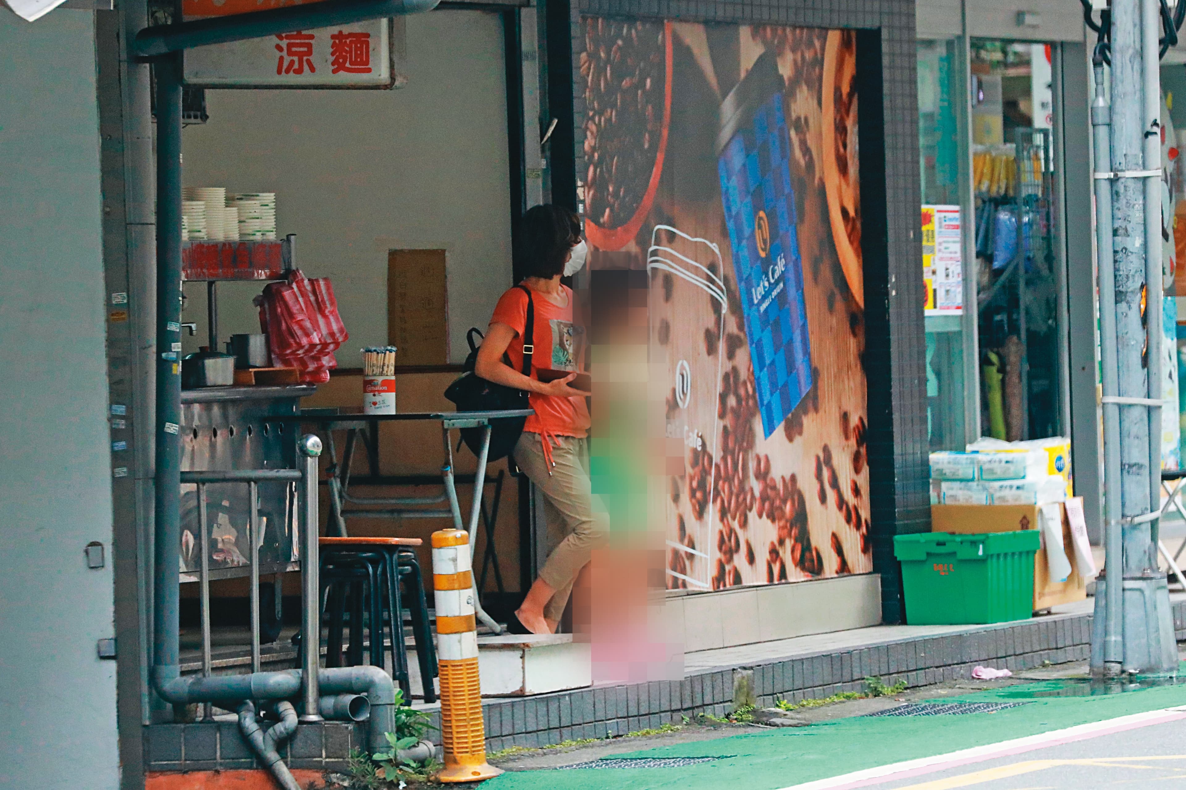 2022/07/02 15:19，吃完涼麵後，鄒宇新（左圖）先行步出店家；約1分鐘後，廖女（右圖）才帶著孩子離開。（圖經變裝處理）