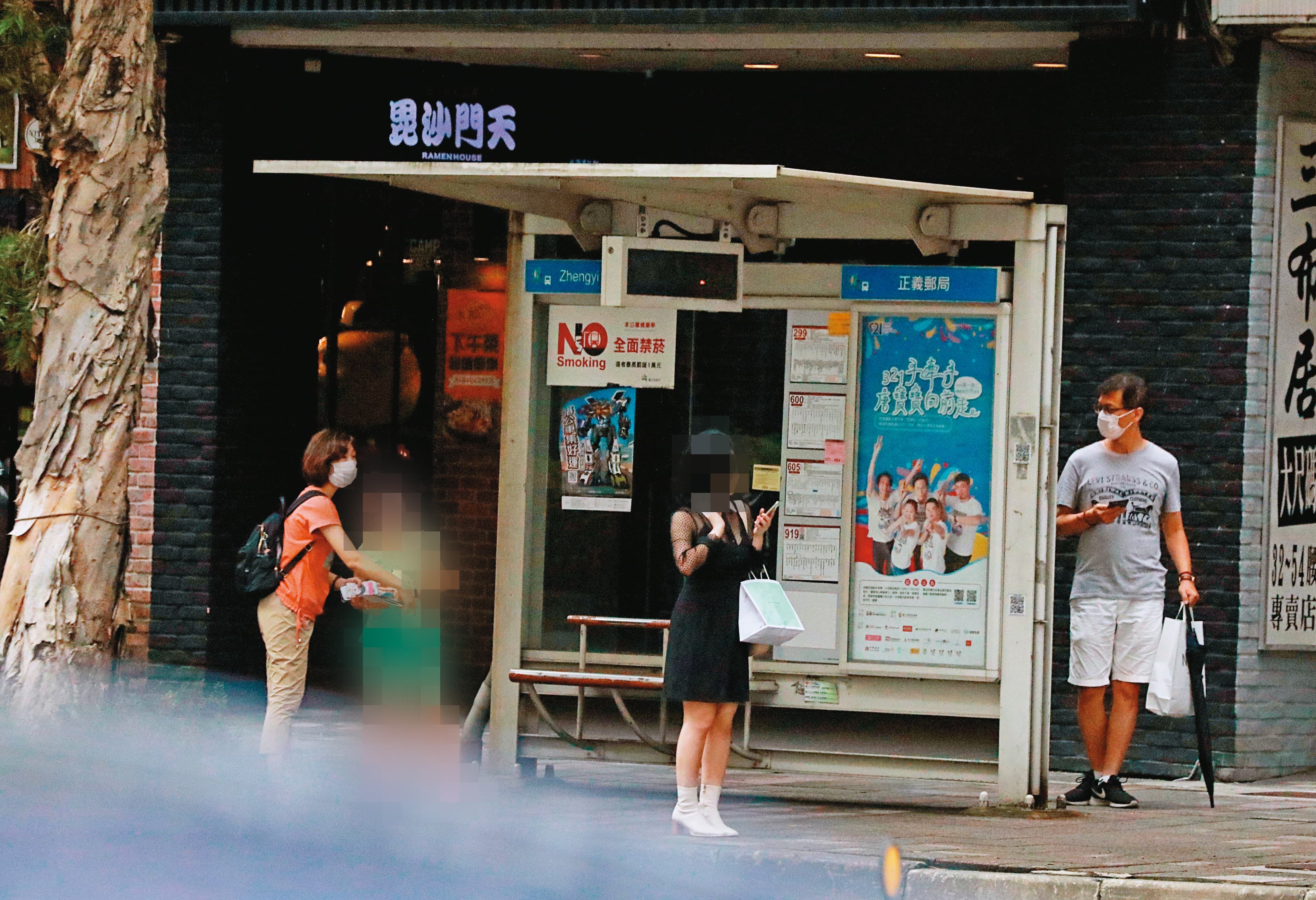 2022/07/02 15:33「互動鬼祟」和廖女（左1）及孩子吃完涼麵後，鄒宇新（右1）又陪她們等公車，卻鬼祟地躲在候車亭後，以眼神隔空互動。（圖經變裝處理）