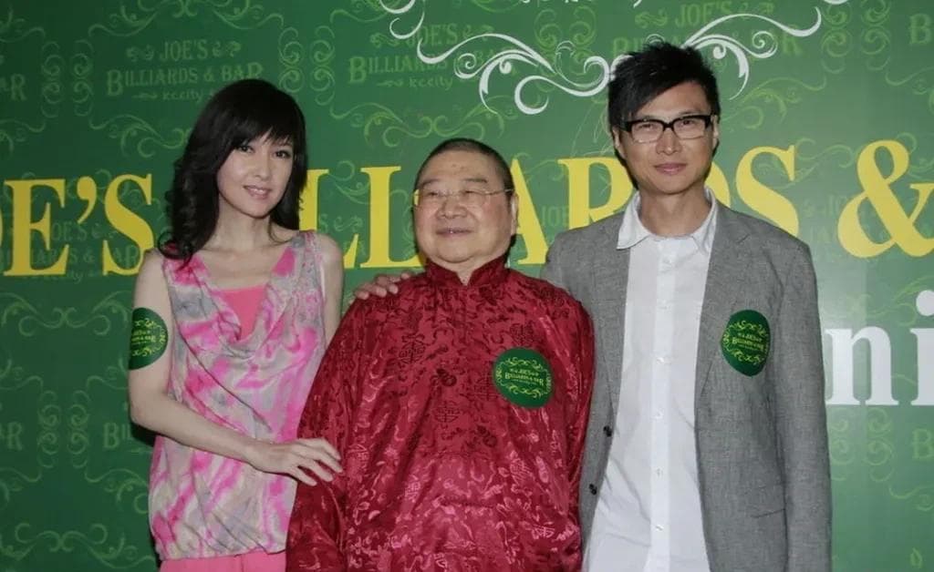 周慧敏（左起）與倪匡的兒子倪震結婚13年。（翻攝扒圈酱紫微博）