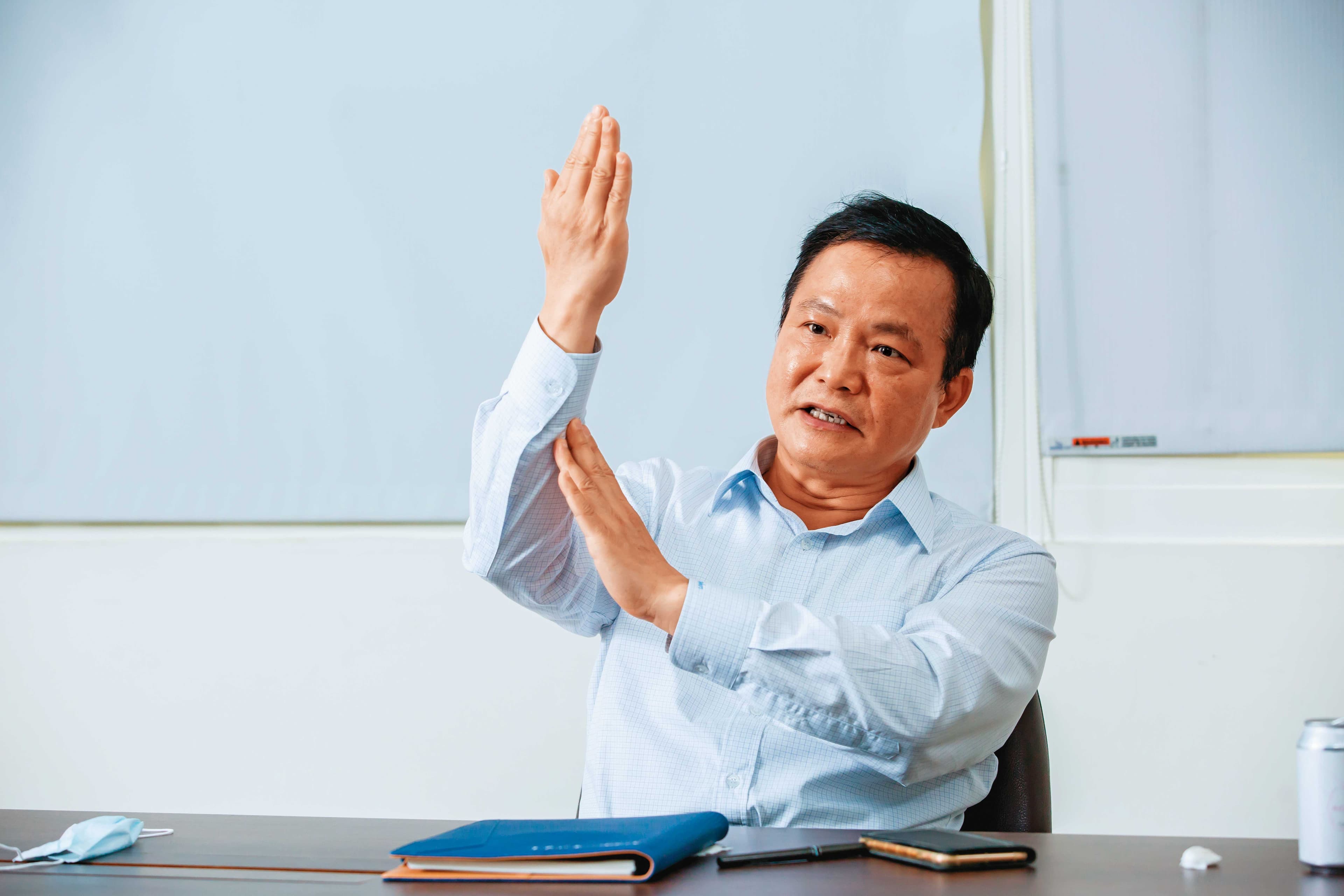 上緯淡出風場經營後，董事長蔡朝陽專注於風機葉片可回收材料開發，期能在產業大洗牌下勝出。