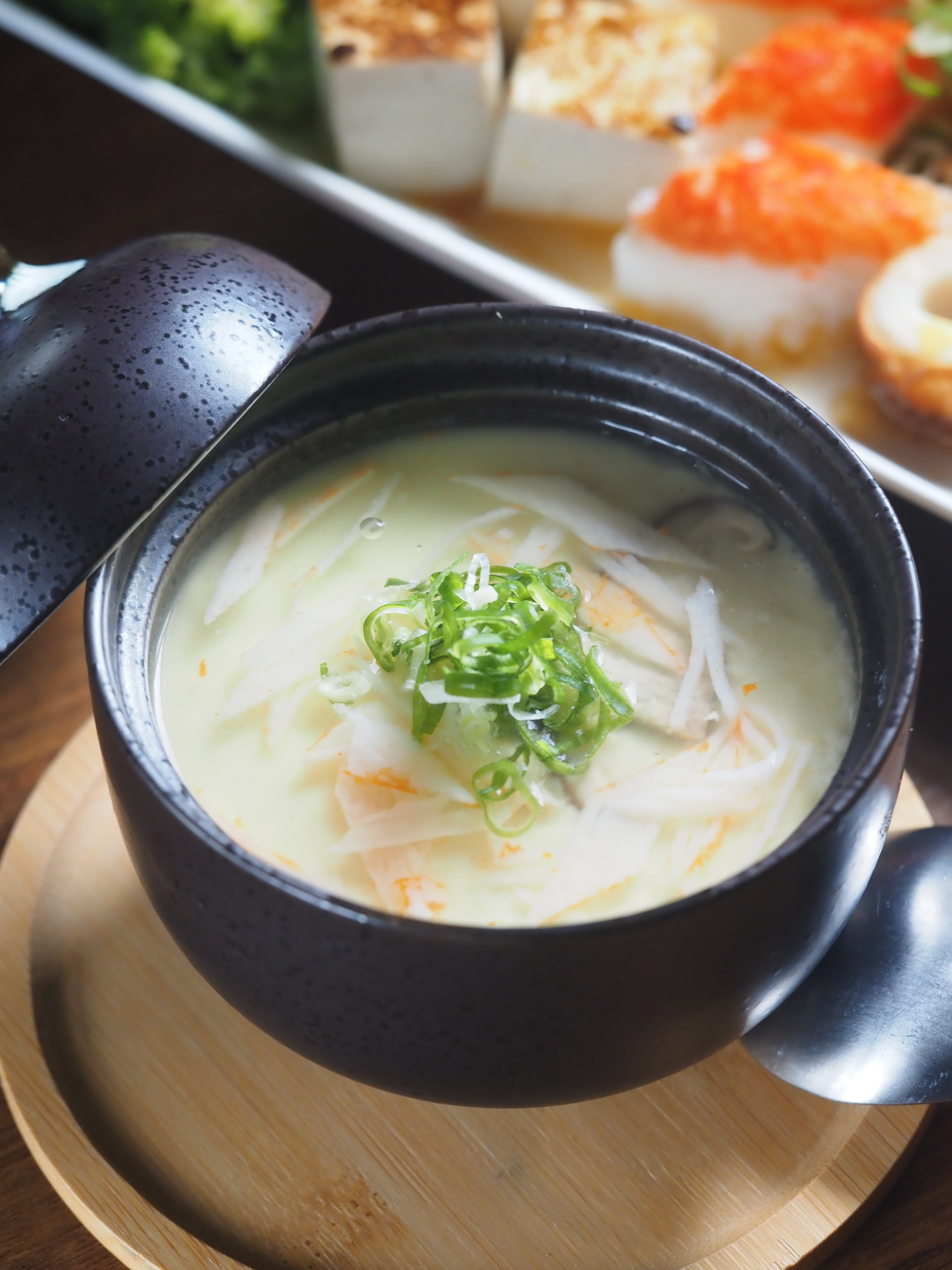 「崁仔頂海味茶碗蒸」滑嫩不洩，表面還淋上薄芡，是很日式的保濕作法。（50元／碗）