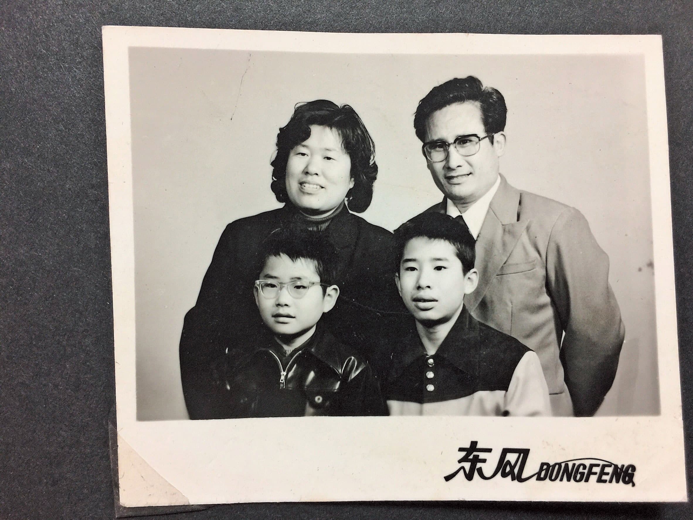 矢板明夫（前左）的父親矢板大（後右）為日本在華遺孤，曾任天津政協委員，母親（後左）是中國人，前右為哥哥矢板光夫。（矢板明夫提供）